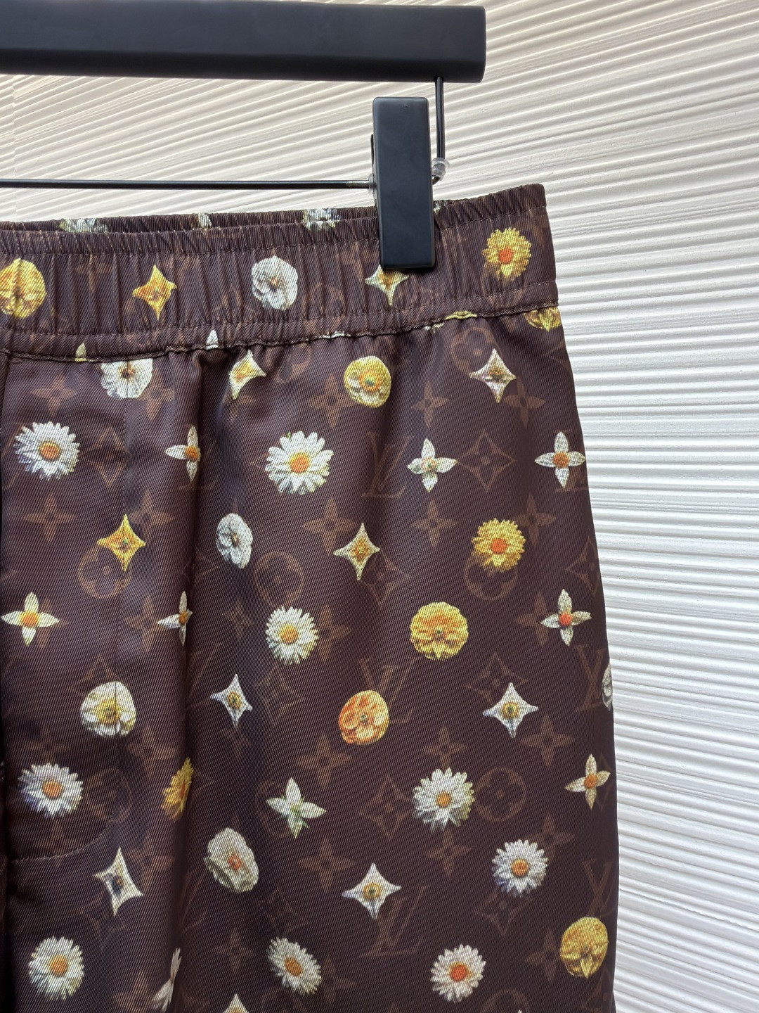 LOUIS VUITTON 路易威登 LV 全幅花卉字母印花松紧腰短裤 休闲裤 裤子 五分裤 棕色 B0 1AJRIX