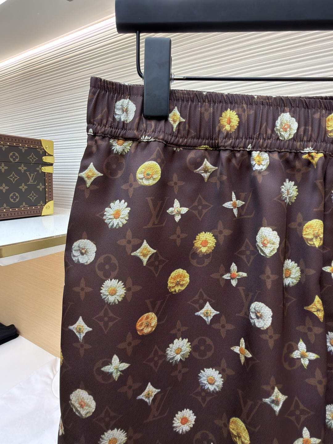 LOUIS VUITTON 路易威登 LV 全幅花卉字母印花松紧腰短裤 休闲裤 裤子 五分裤 棕色 B0 1AJRIX