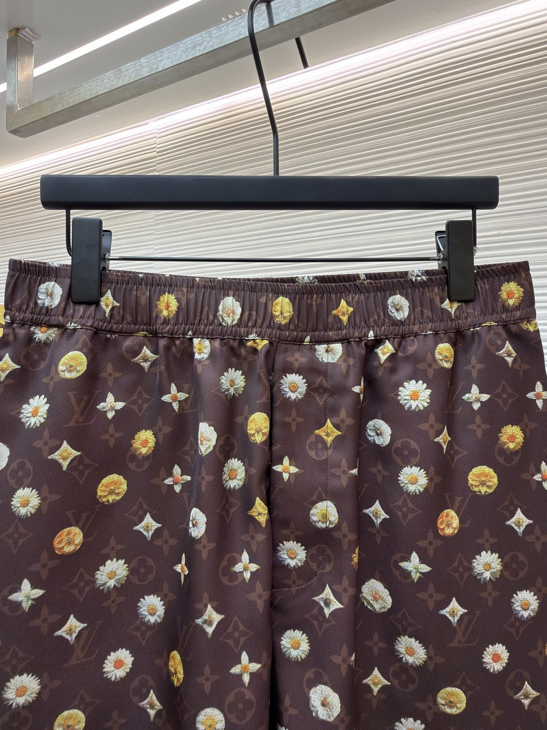 LOUIS VUITTON 路易威登 LV 全幅花卉字母印花松紧腰短裤 休闲裤 裤子 五分裤 棕色 B0 1AJRIX