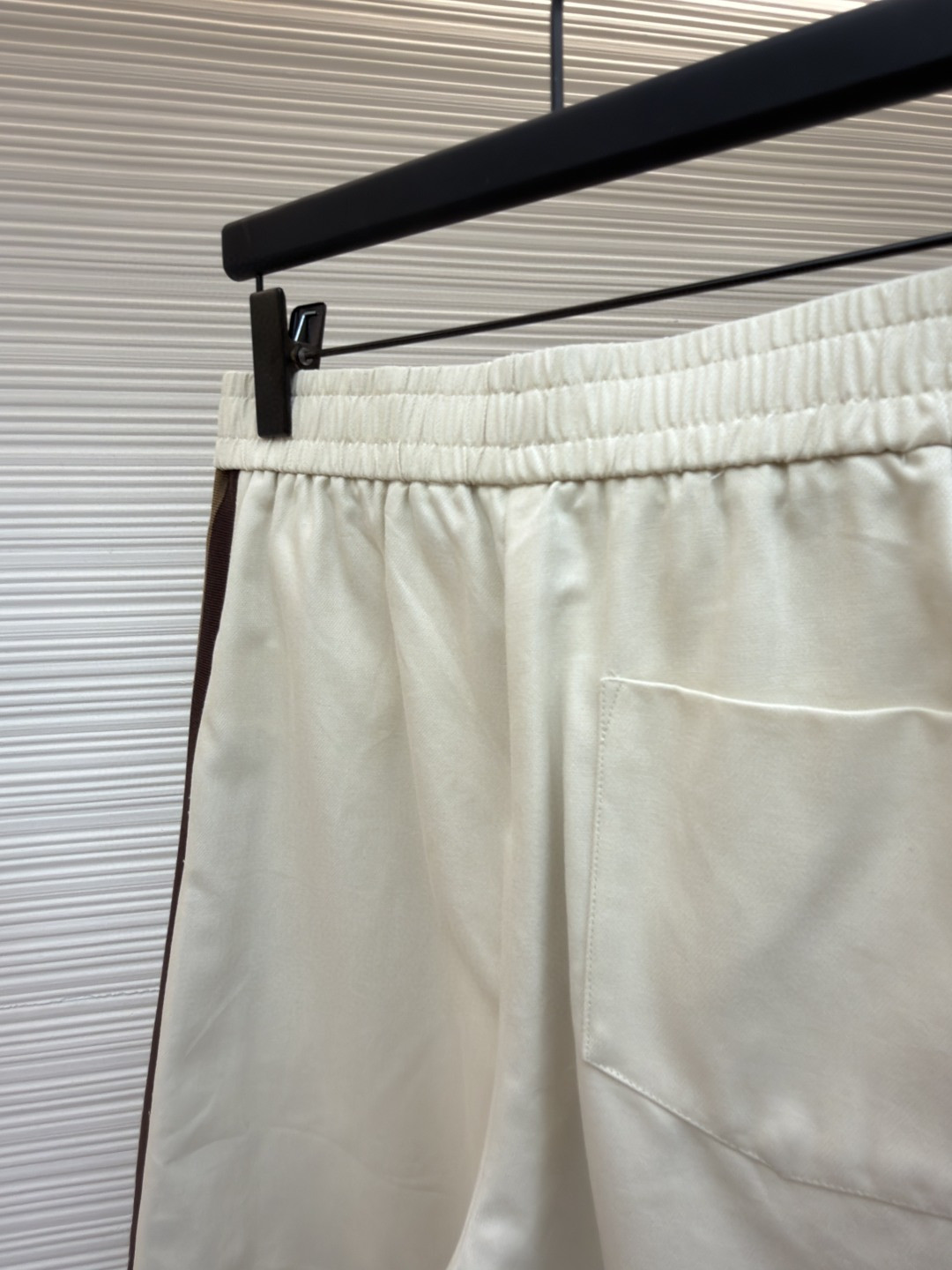 LOUIS VUITTON 路易威登 LV 条纹撞色松紧腰短裤 休闲裤 裤子 五分裤 白色 B0 