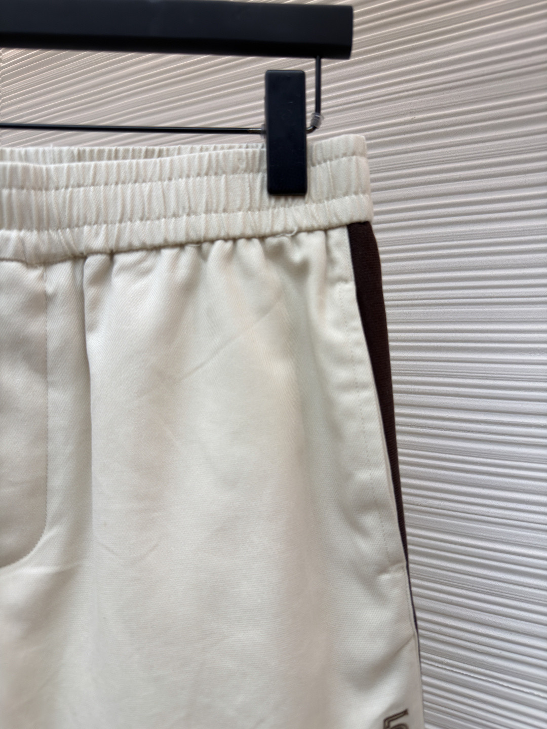 LOUIS VUITTON 路易威登 LV 条纹撞色松紧腰短裤 休闲裤 裤子 五分裤 白色 B0 