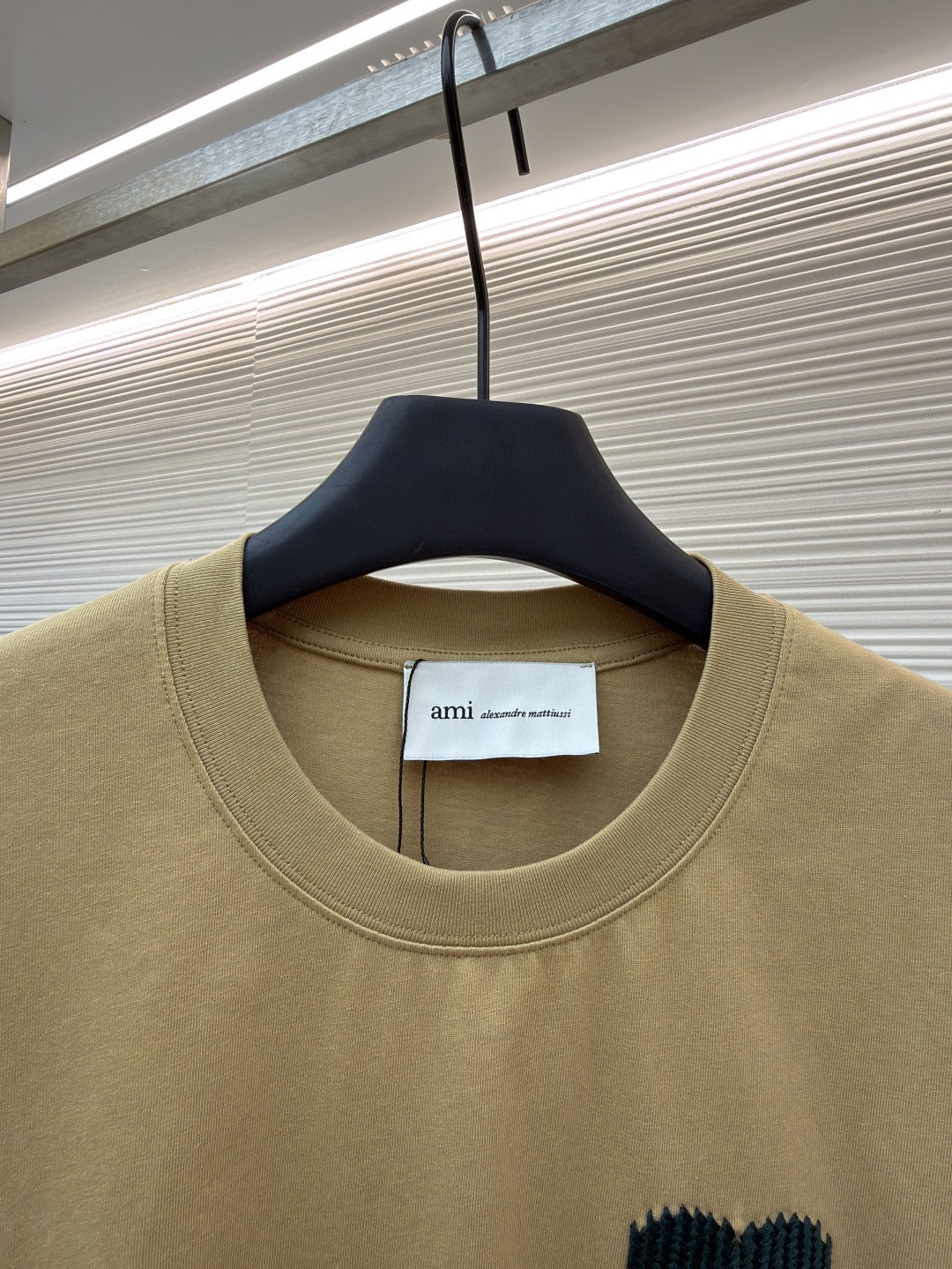 AMIPARIS Ami 爱心刺绣圆领短袖 T恤 夏季 杏色 卡其黄 A0 