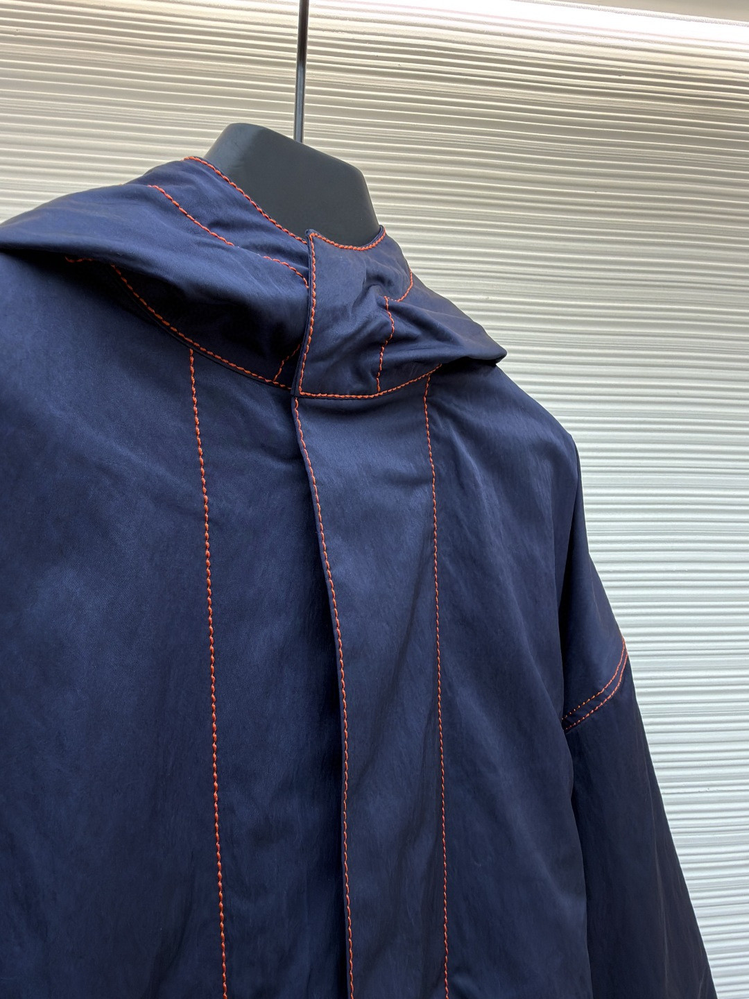 Bottega Veneta 缝线撞色连帽风衣外套 夹克 长袖 海军蓝 C0 793715-VF4K0-4121    