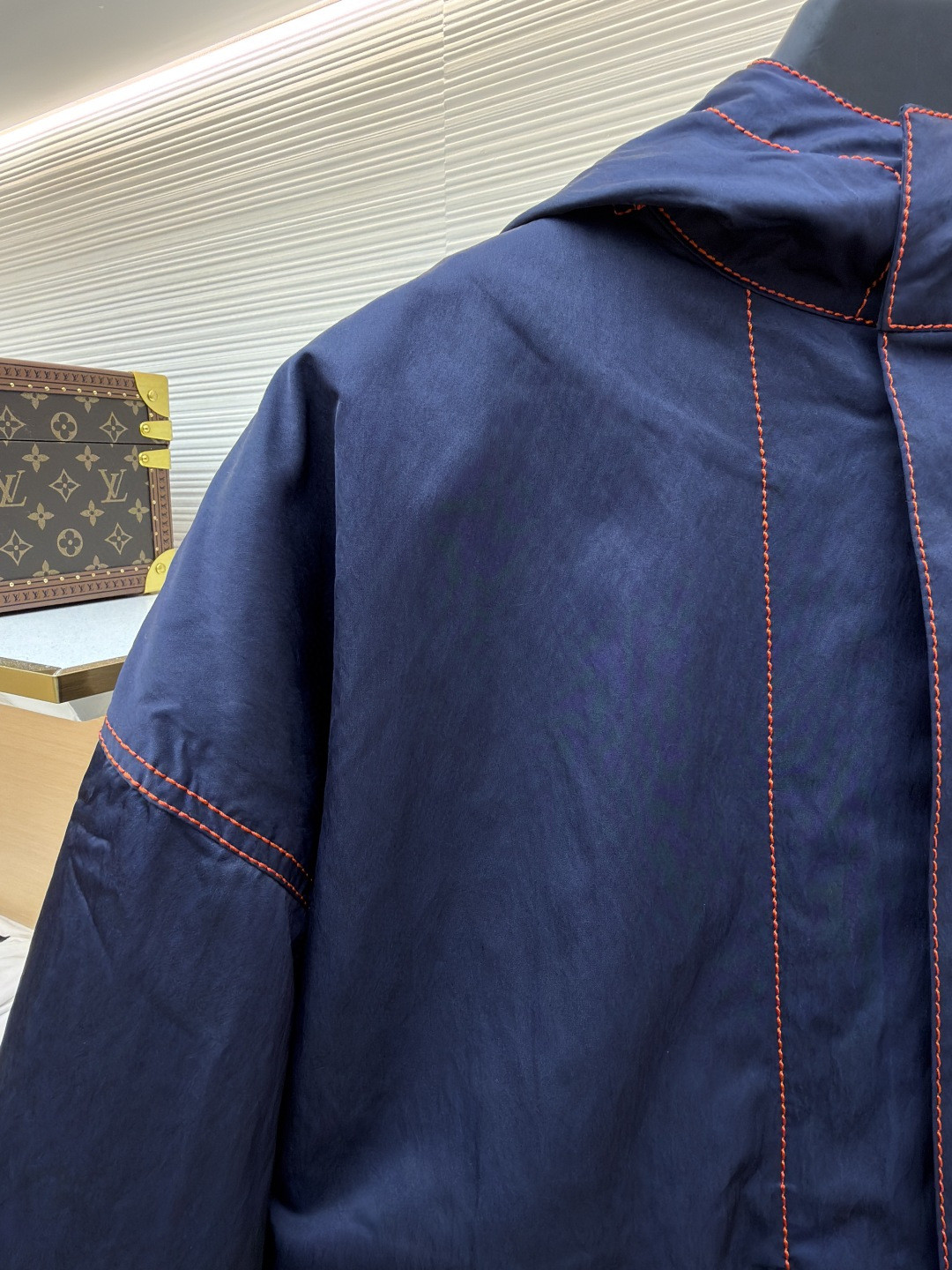 Bottega Veneta 缝线撞色连帽风衣外套 夹克 长袖 海军蓝 C0 793715-VF4K0-4121    