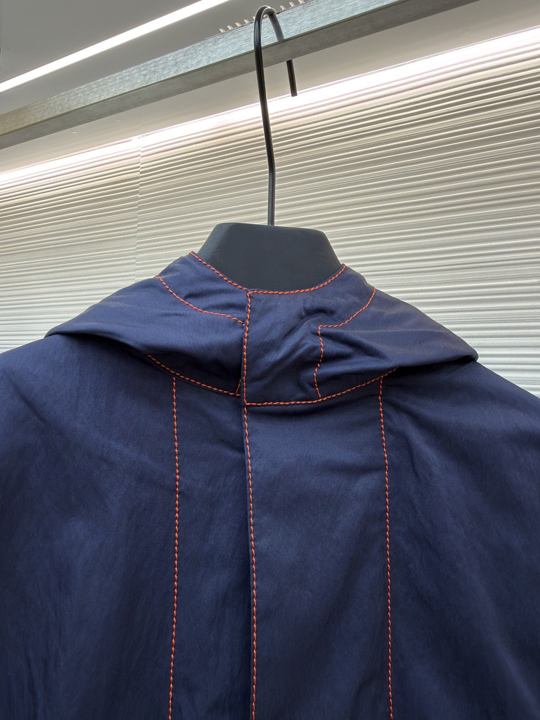 Bottega Veneta 缝线撞色连帽风衣外套 夹克 长袖 海军蓝 C0 793715-VF4K0-4121    