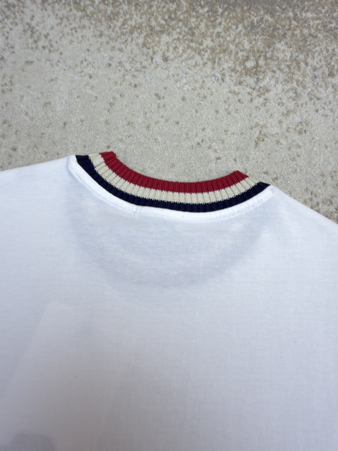 Moncler 蒙口 针织领口标识圆领短袖 T恤 夏季 白色 藏蓝色 红色 A0 K20918C0002289AJS034