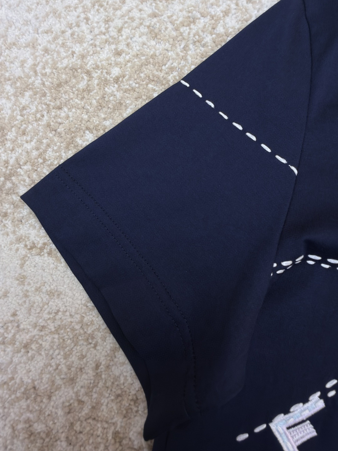 FENDI 芬迪 裁线刺绣圆领短袖 T恤 夏款 白色 黑藏蓝色 A2 FY0936B05OF0H0G