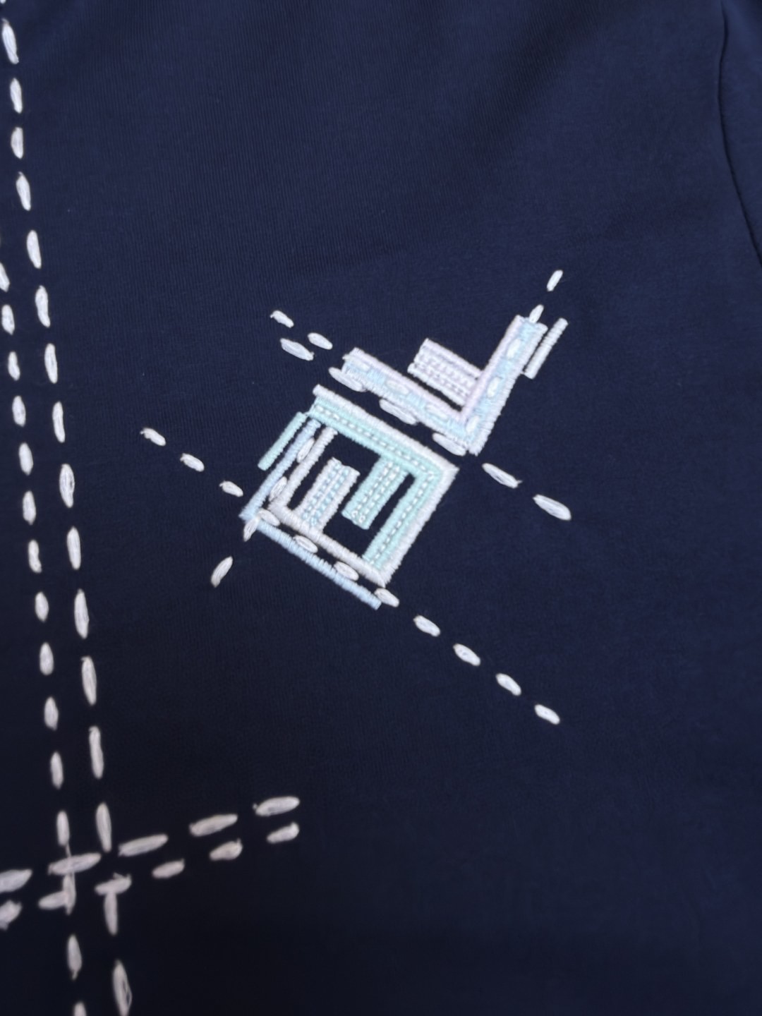 FENDI 芬迪 裁线刺绣圆领短袖 T恤 夏款 白色 黑藏蓝色 A2 FY0936B05OF0H0G