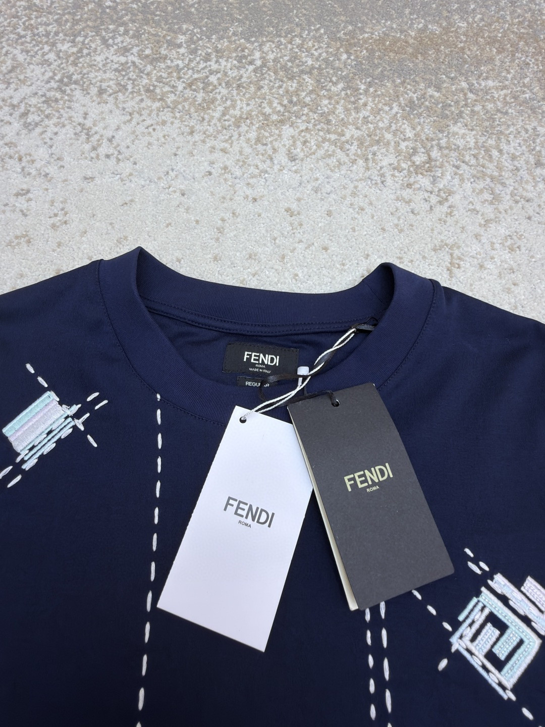 FENDI 芬迪 裁线刺绣圆领短袖 T恤 夏款 白色 黑藏蓝色 A2 FY0936B05OF0H0G