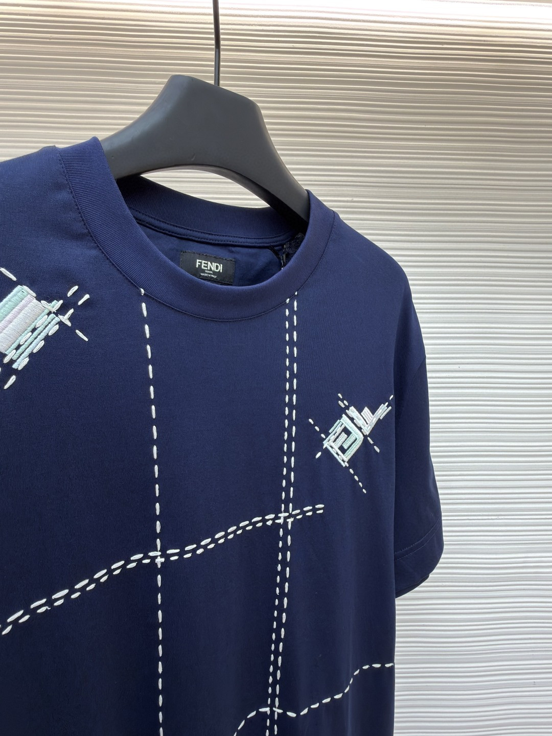 FENDI 芬迪 裁线刺绣圆领短袖 T恤 夏款 白色 黑藏蓝色 A2 FY0936B05OF0H0G