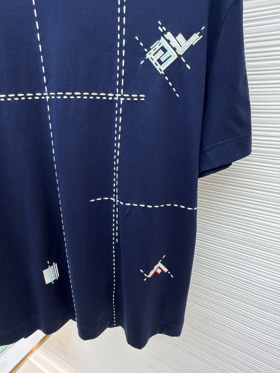 FENDI 芬迪 裁线刺绣圆领短袖 T恤 夏款 白色 黑藏蓝色 A2 FY0936B05OF0H0G