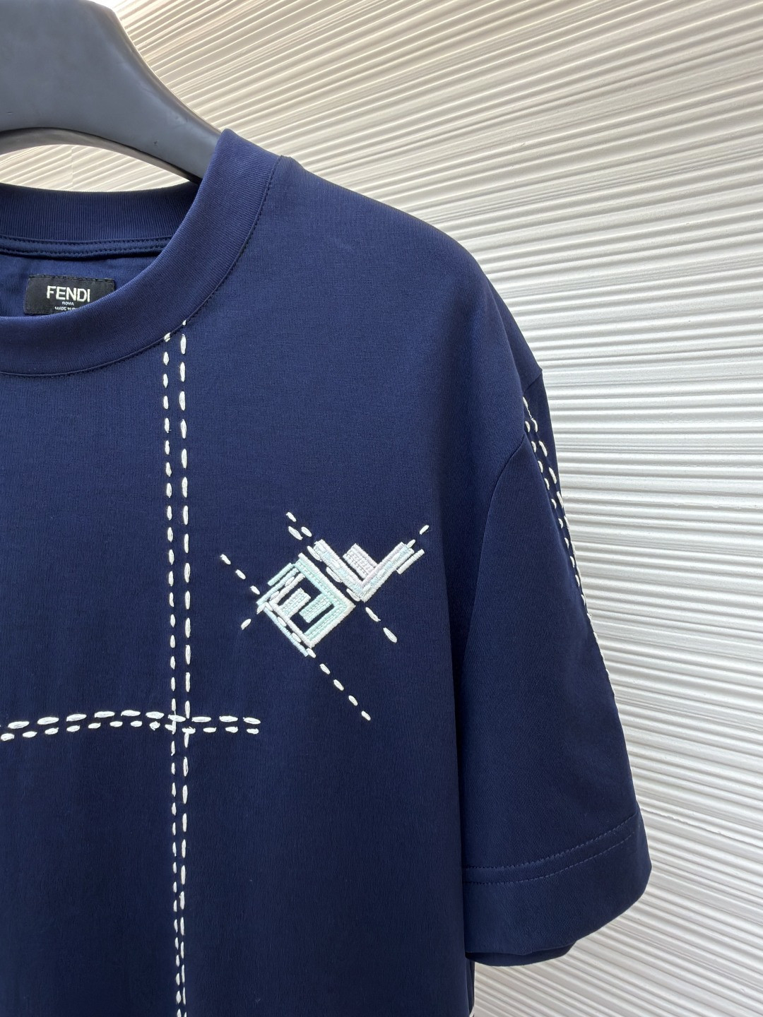FENDI 芬迪 裁线刺绣圆领短袖 T恤 夏款 白色 黑藏蓝色 A2 FY0936B05OF0H0G