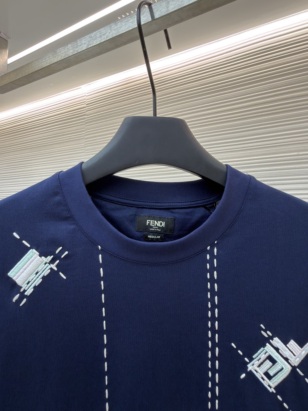 FENDI 芬迪 裁线刺绣圆领短袖 T恤 夏款 白色 黑藏蓝色 A2 FY0936B05OF0H0G