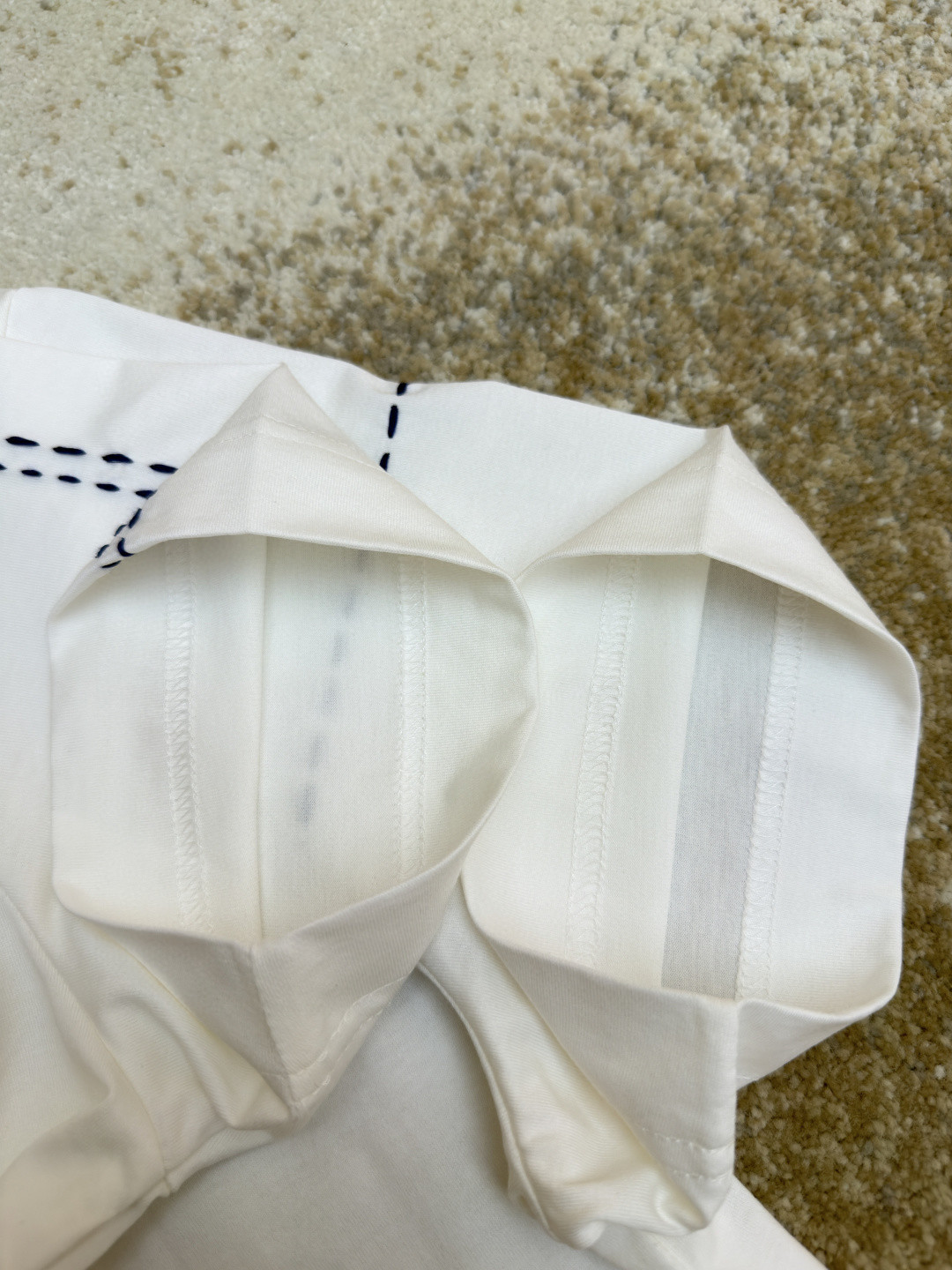 FENDI 芬迪 裁线刺绣圆领短袖 T恤 夏款 白色 黑藏蓝色 A2 FY0936B05OF0H0G