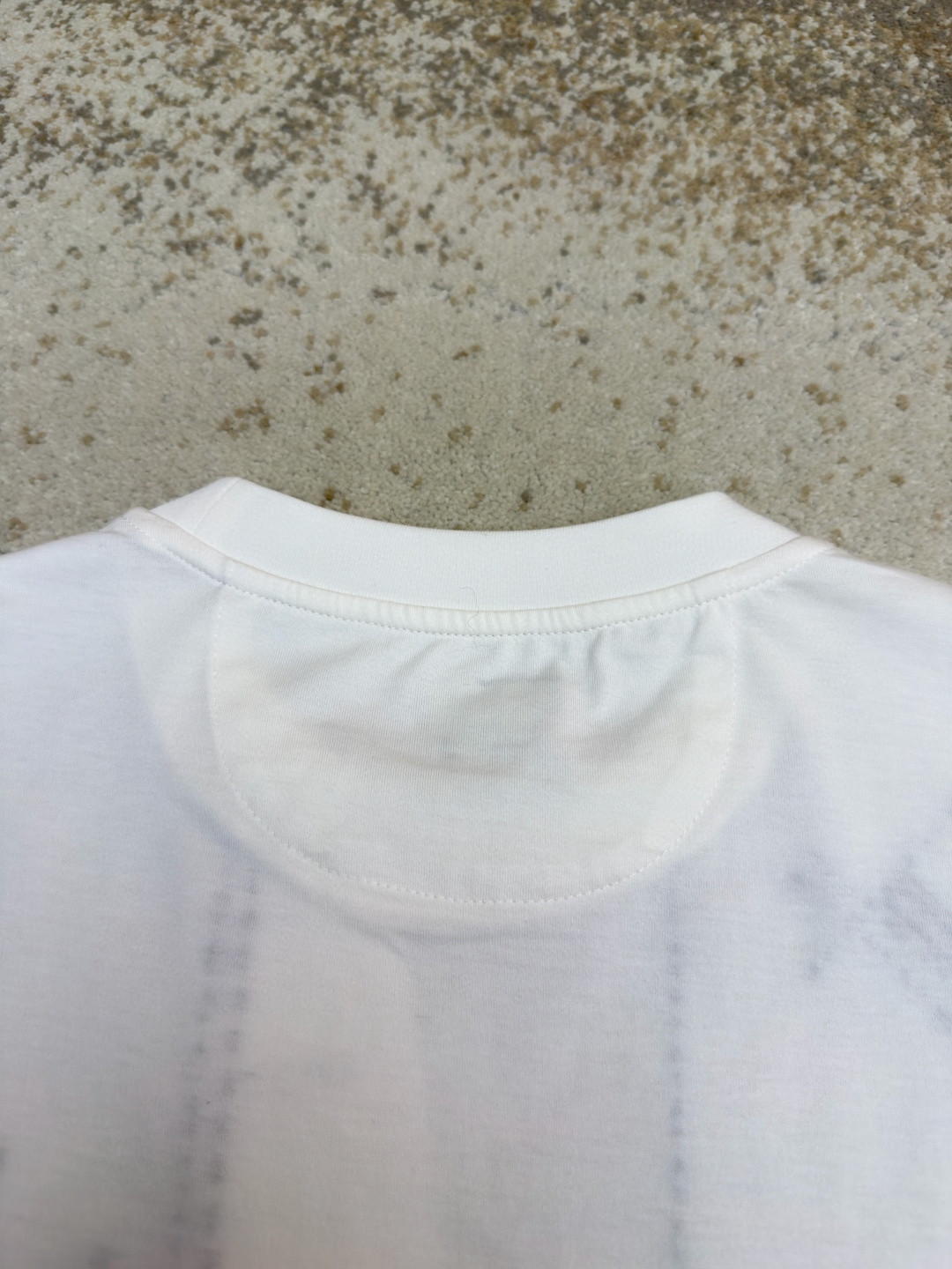 FENDI 芬迪 裁线刺绣圆领短袖 T恤 夏款 白色 黑藏蓝色 A2 FY0936B05OF0H0G