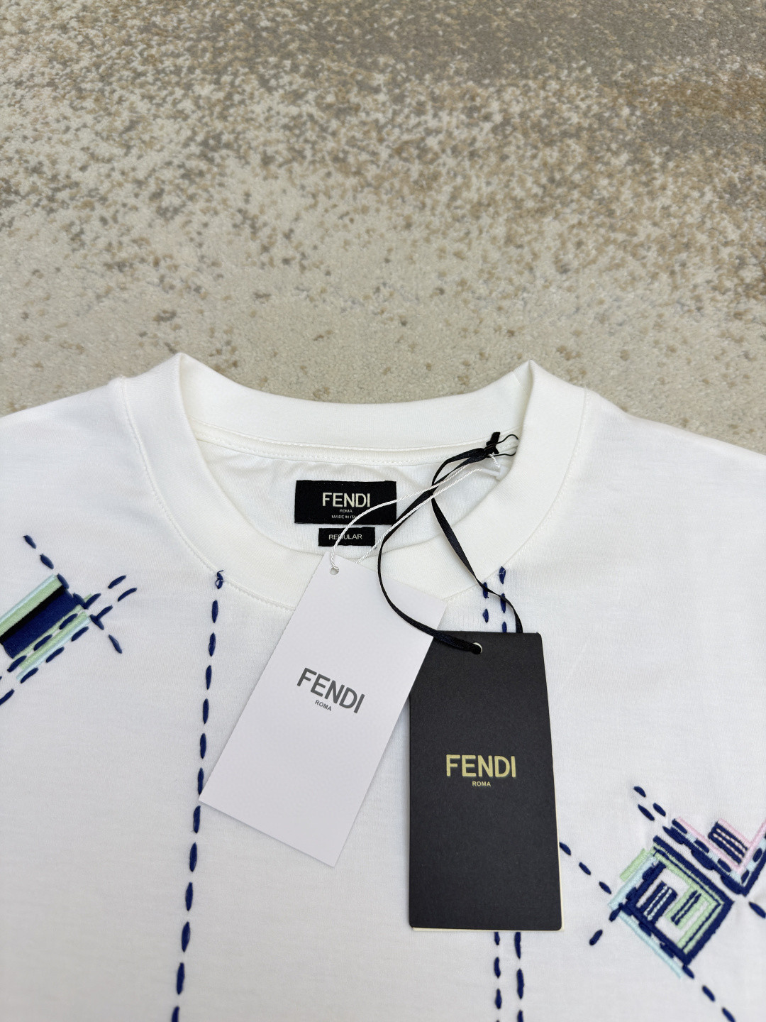 FENDI 芬迪 裁线刺绣圆领短袖 T恤 夏款 白色 黑藏蓝色 A2 FY0936B05OF0H0G