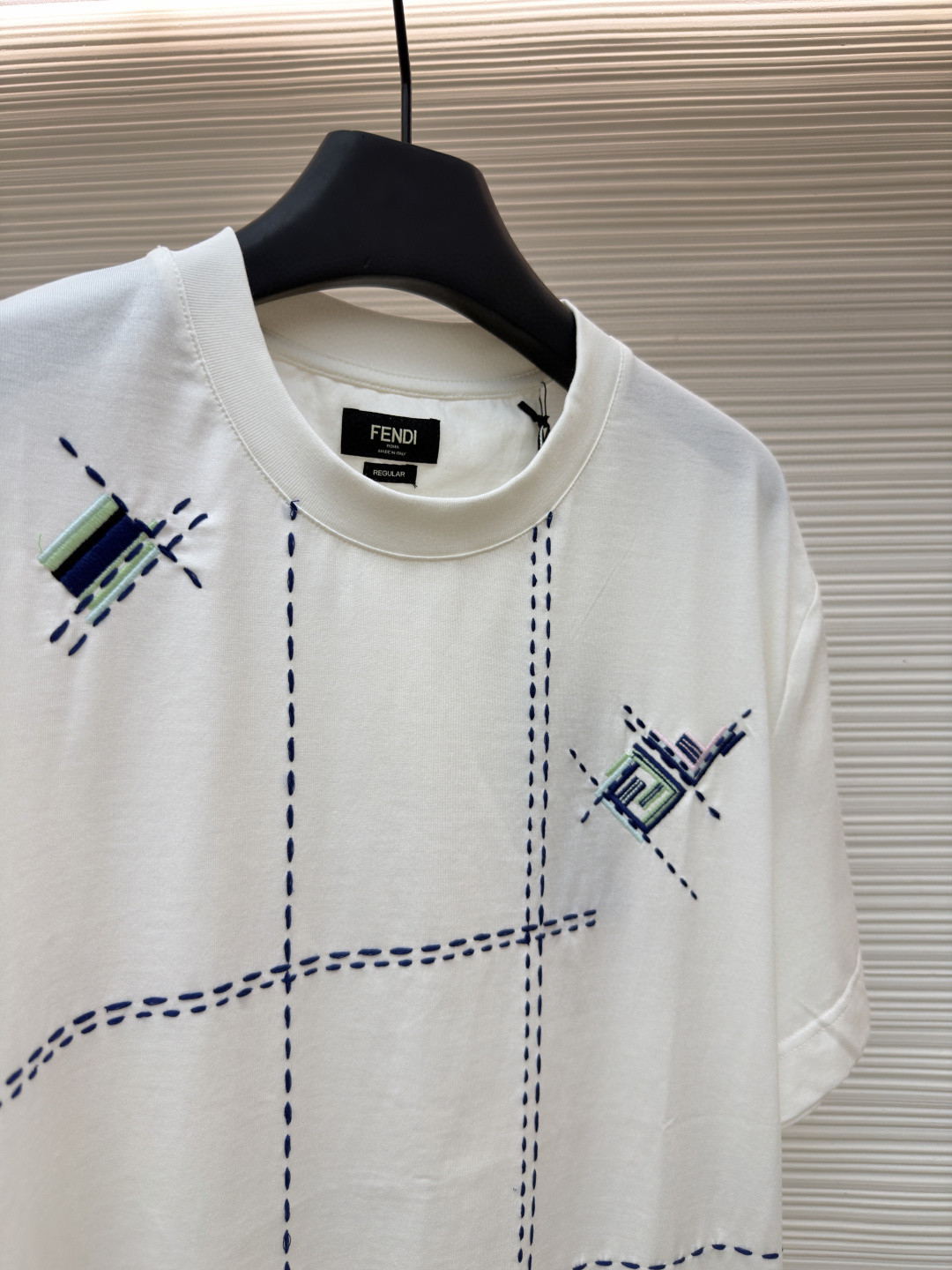 FENDI 芬迪 裁线刺绣圆领短袖 T恤 夏款 白色 黑藏蓝色 A2 FY0936B05OF0H0G