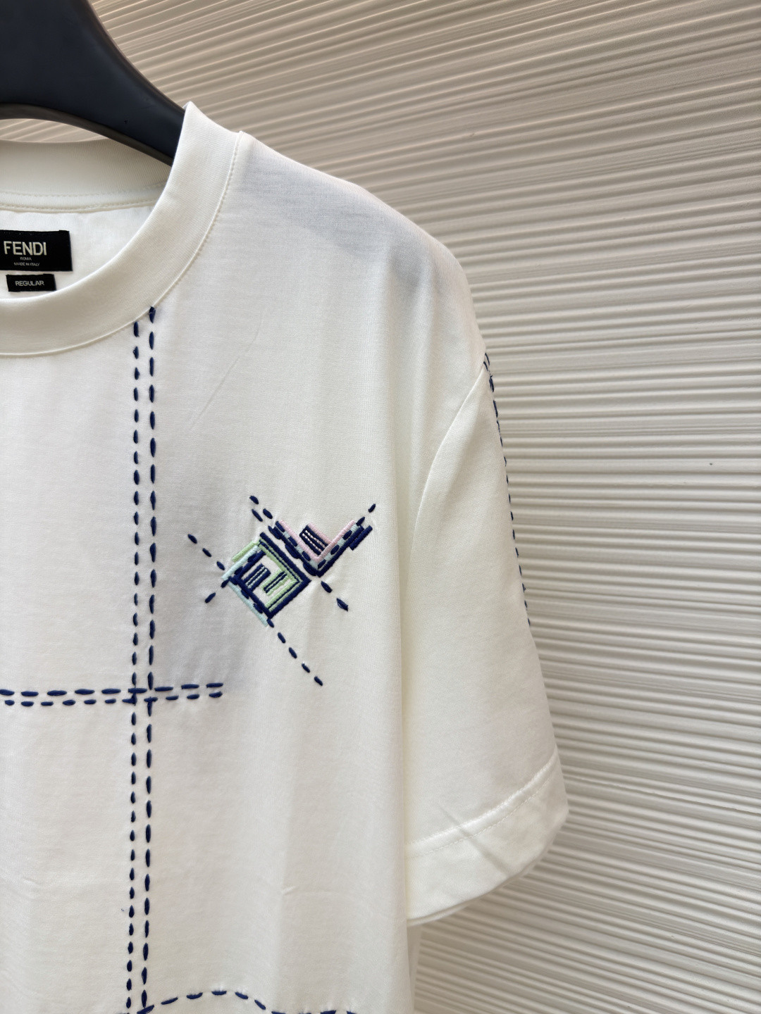 FENDI 芬迪 裁线刺绣圆领短袖 T恤 夏款 白色 黑藏蓝色 A2 FY0936B05OF0H0G