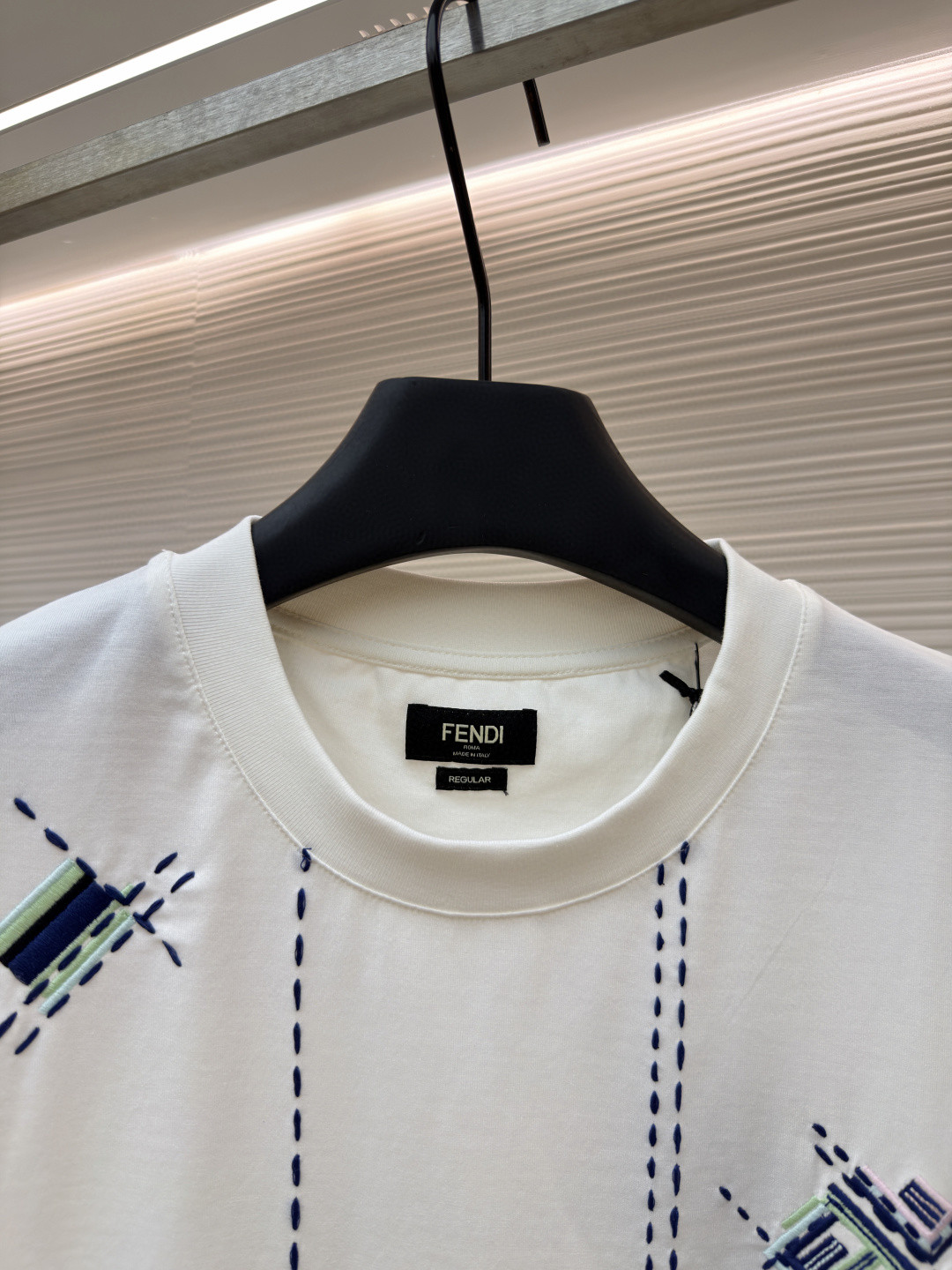 FENDI 芬迪 裁线刺绣圆领短袖 T恤 夏款 白色 黑藏蓝色 A2 FY0936B05OF0H0G