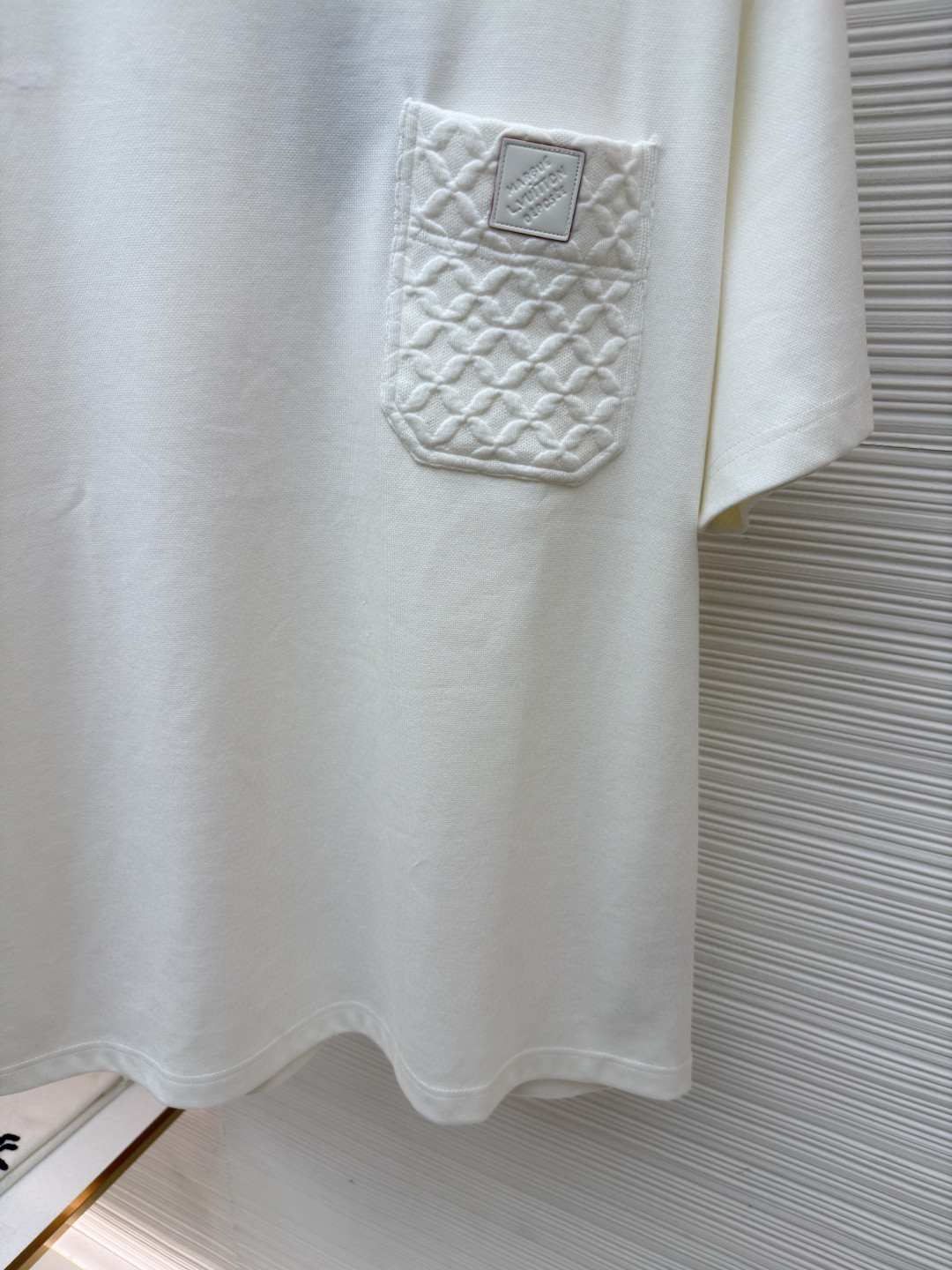 LOUIS VUITTON 路易威登 LV 口袋立体提花圆领短袖 T恤 夏款 白色 A5 1AIOFK