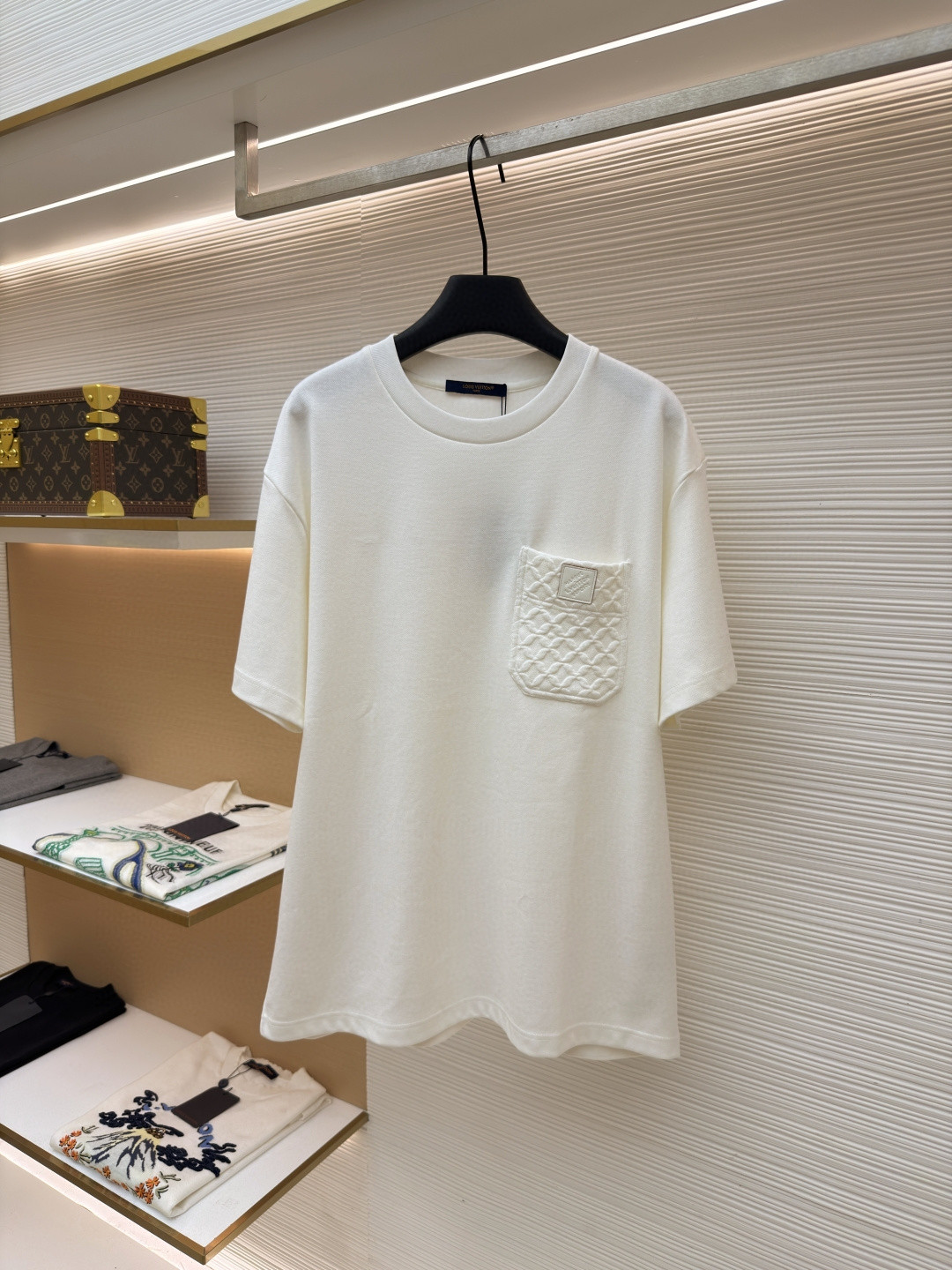 LOUIS VUITTON 路易威登 LV 口袋立体提花圆领短袖 T恤 夏款 白色 A5 1AIOFK