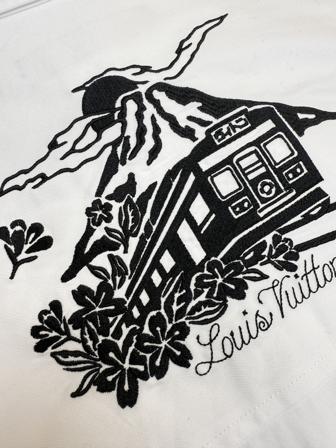 LOUIS VUITTON 路易威登 Nigo 联名款 富士山刺绣衬衫 短袖 白色 B0 1AIMI9