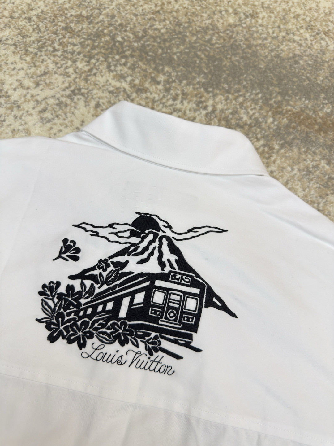 LOUIS VUITTON 路易威登 Nigo 联名款 富士山刺绣衬衫 短袖 白色 B0 1AIMI9