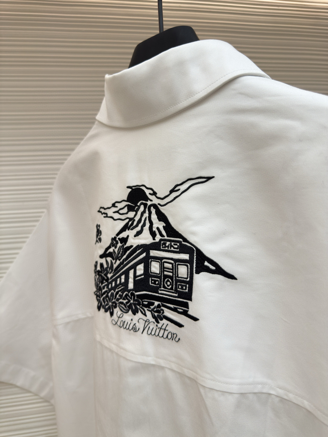 LOUIS VUITTON 路易威登 Nigo 联名款 富士山刺绣衬衫 短袖 白色 B0 1AIMI9