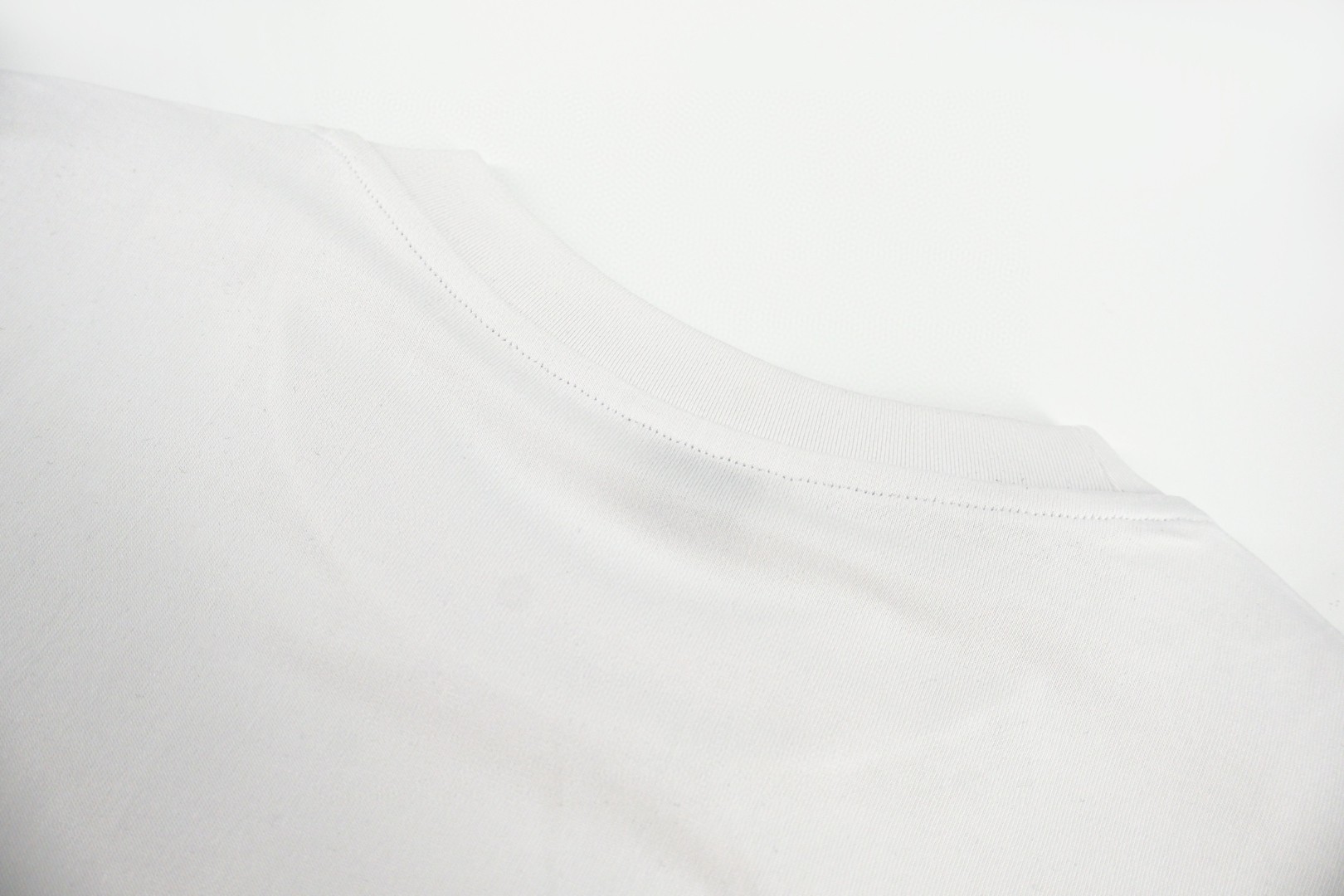 CELINE 赛琳 纯色logo刺绣圆领短袖 T恤 白色 黑色 A0 RX0LA1242-01OK