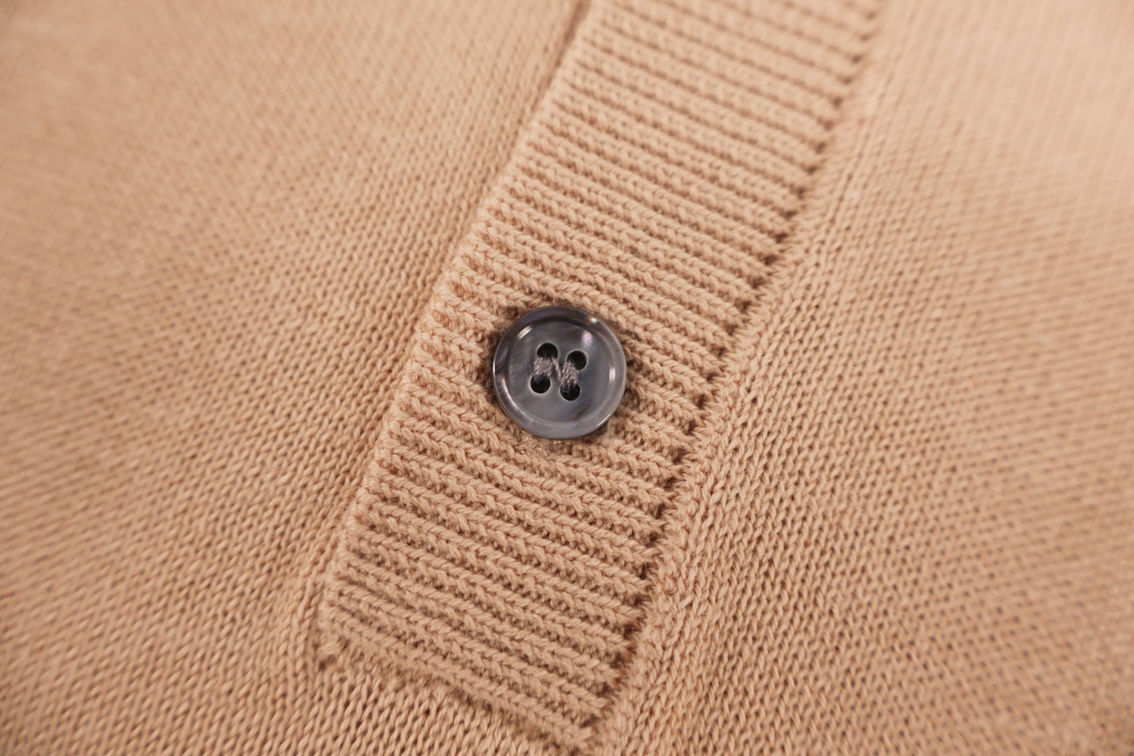 MIU MIU 三扣圆领针织衫 短袖 黑色 卡其色 B0