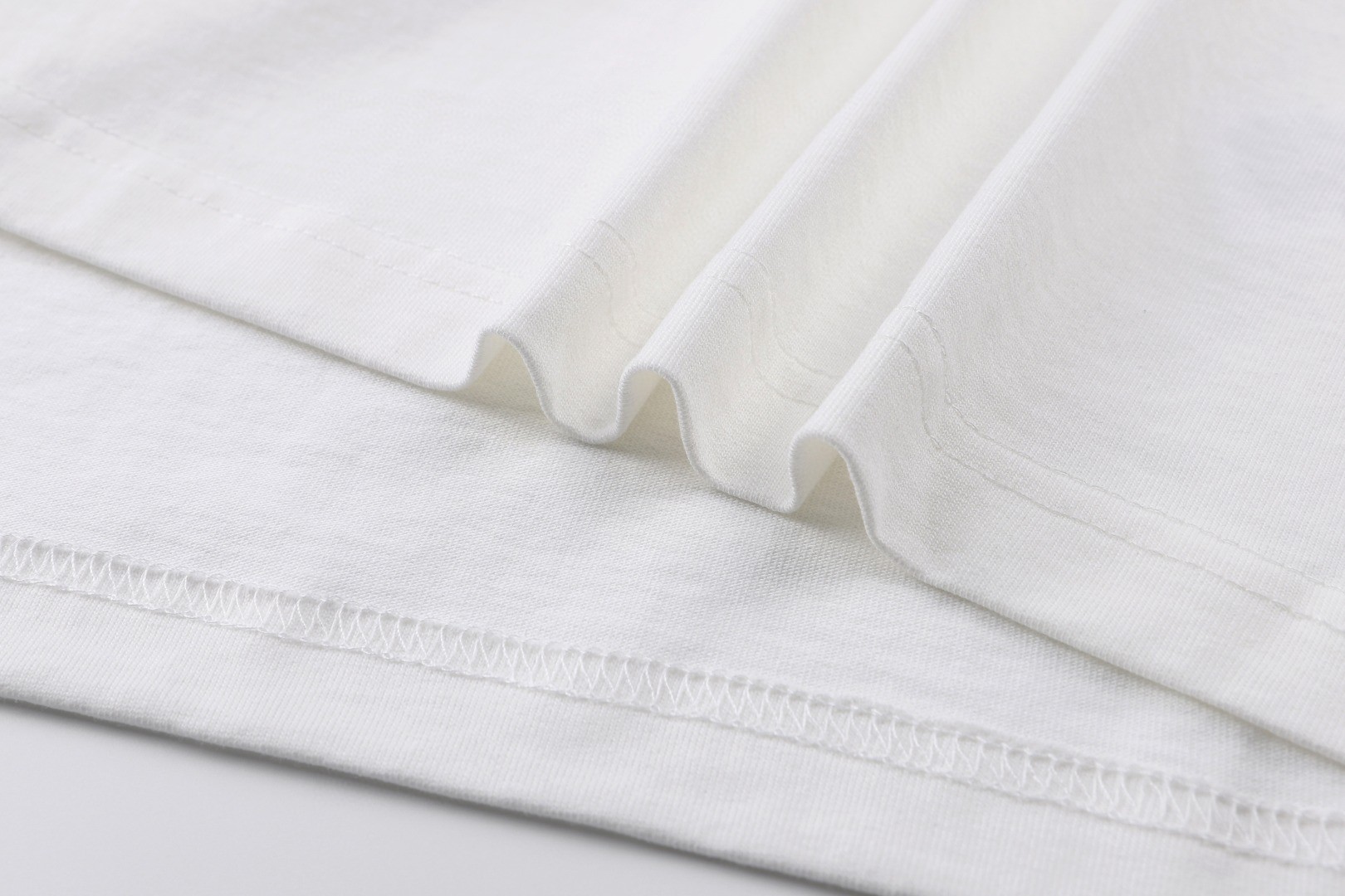 Burberry 巴宝莉 格纹草书风格徽标圆领Tee 短袖 T恤 白色 黑色 A0 81190801