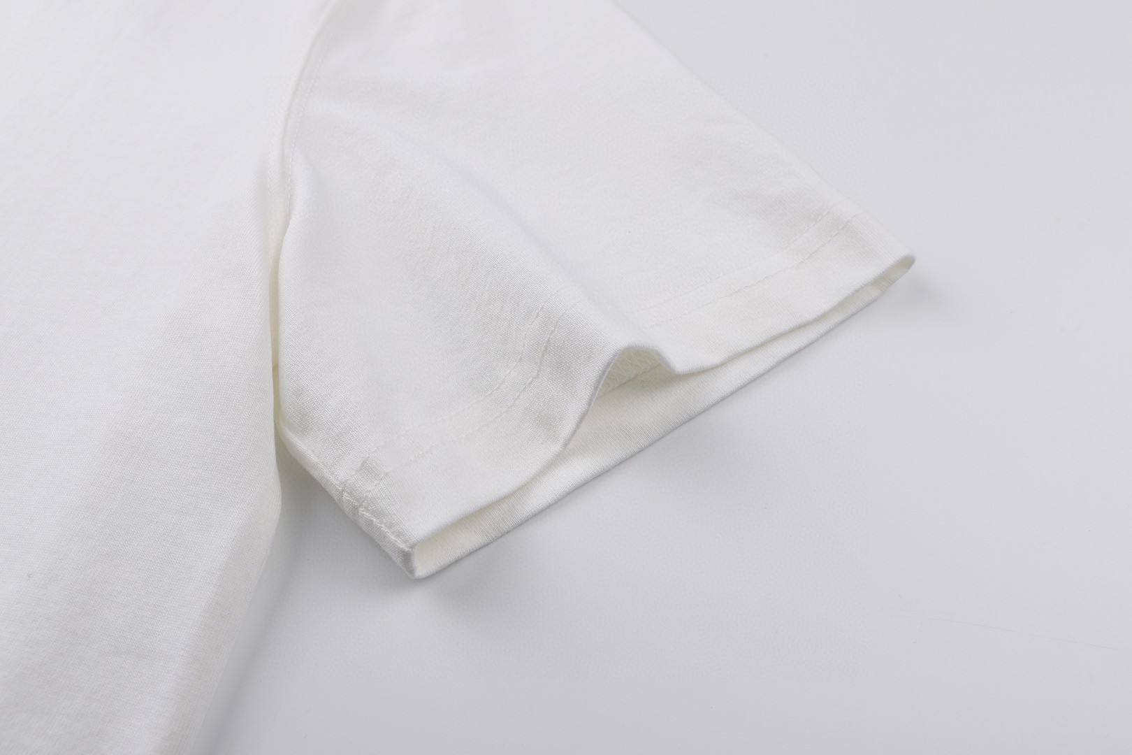 Burberry 巴宝莉 格纹草书风格徽标圆领Tee 短袖 T恤 白色 黑色 A0 81190801