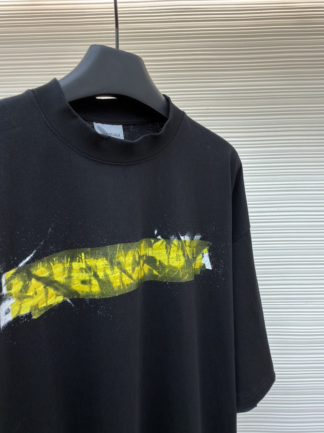 Balenciaga 巴黎世家 错乱字母胶带直喷印花圆领短袖 T恤 夏季 黑色 A5 764235TUVI61000