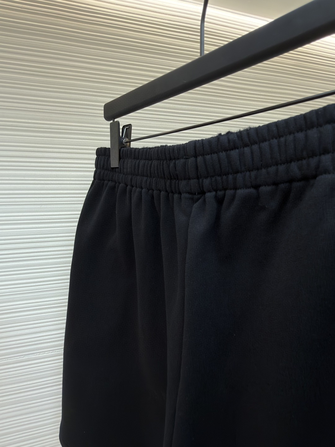 Balenciaga 巴黎世家 胶带做旧饰边斜口袋松紧腰短裤 休闲裤 运动裤 夏季 黑色 A5 