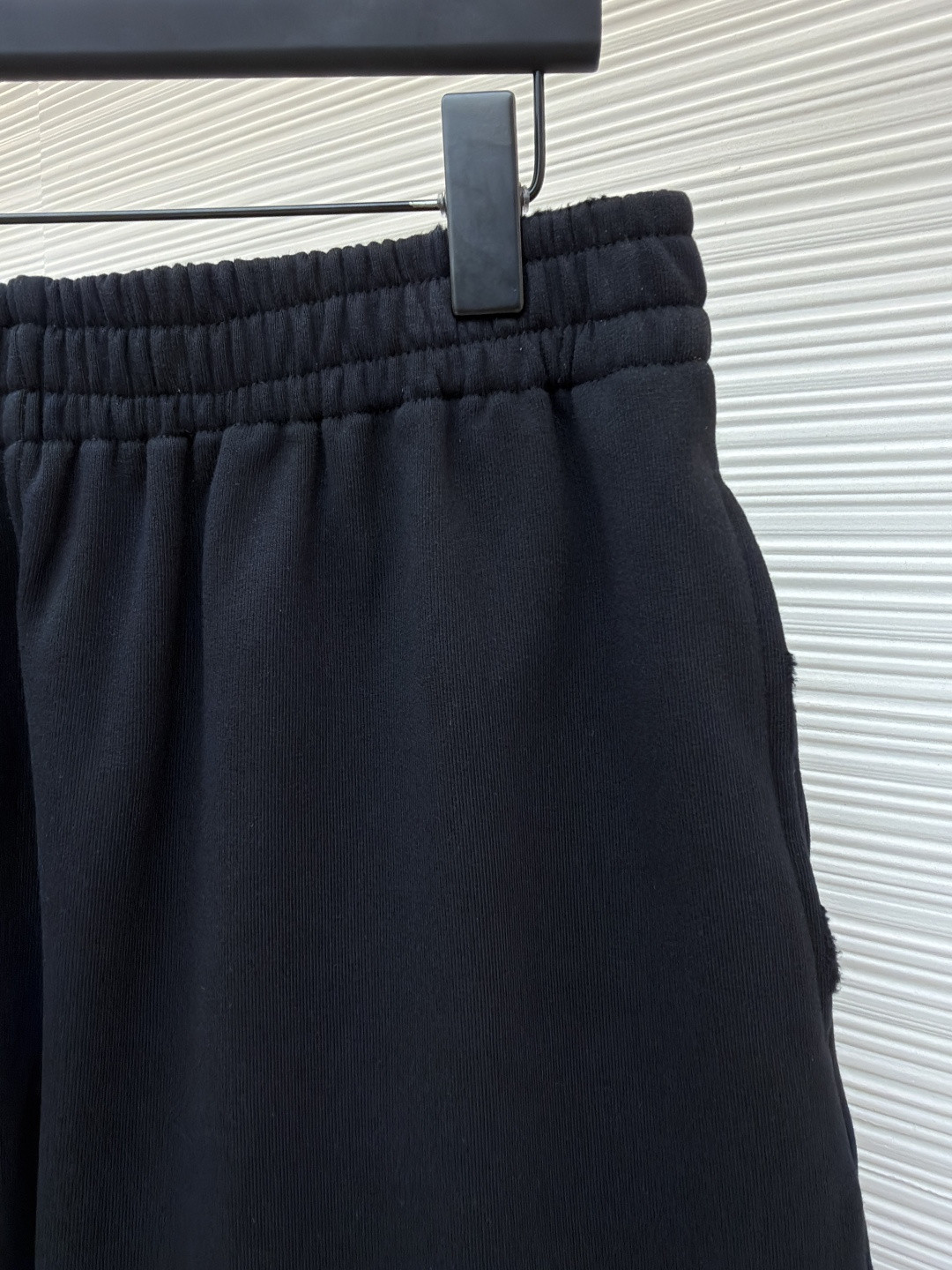 Balenciaga 巴黎世家 胶带做旧饰边斜口袋松紧腰短裤 休闲裤 运动裤 夏季 黑色 A5 