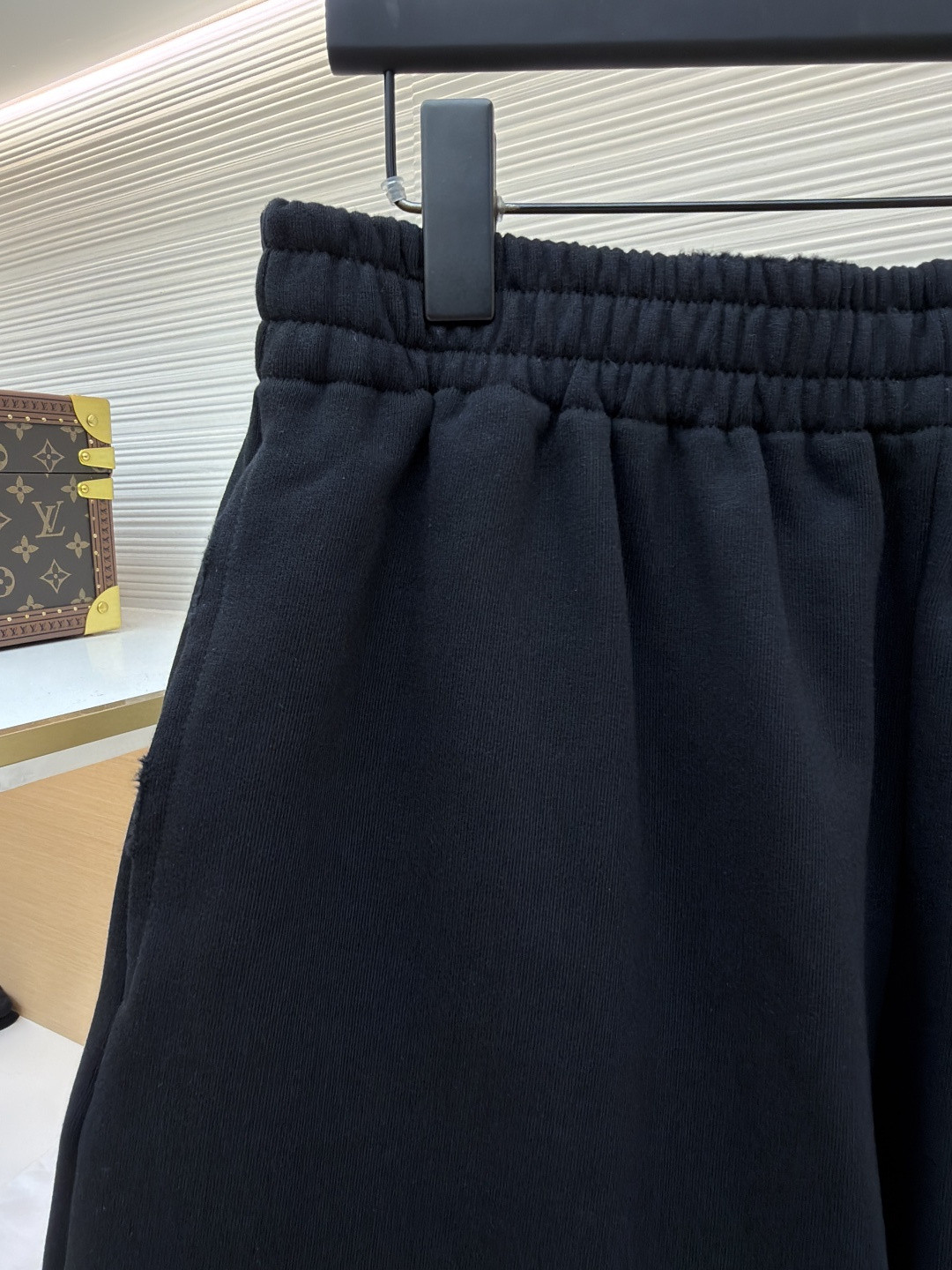 Balenciaga 巴黎世家 胶带做旧饰边斜口袋松紧腰短裤 休闲裤 运动裤 夏季 黑色 A5 