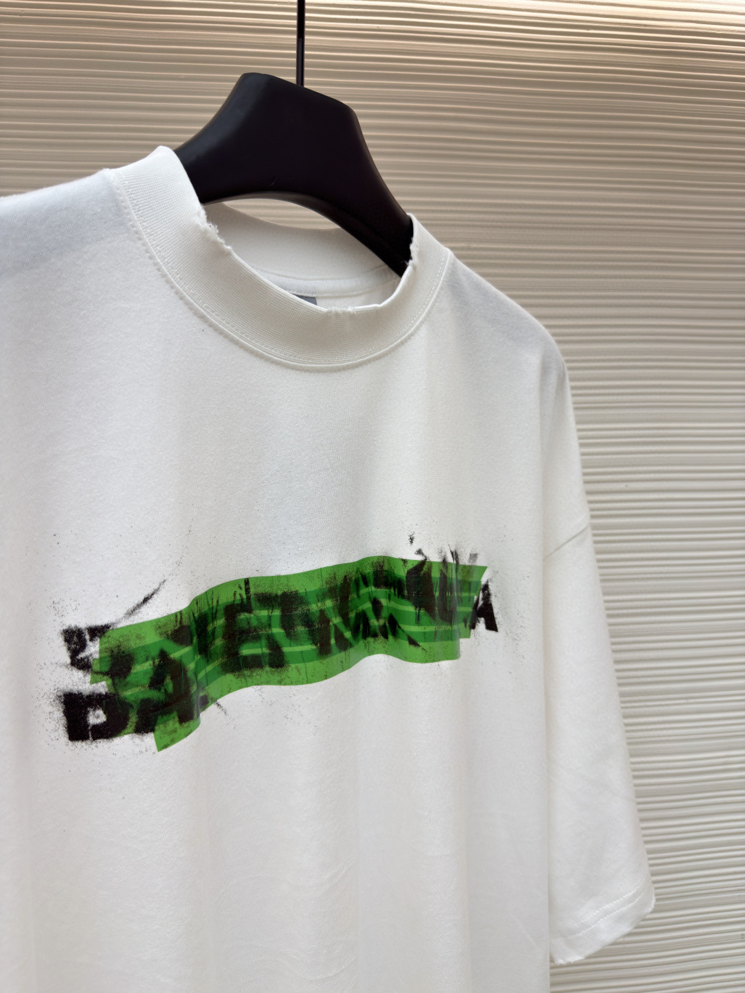 Balenciaga 巴黎世家 错乱字母胶带直喷印花圆领短袖 T恤 夏季 白色 A0 764235TUVI61000