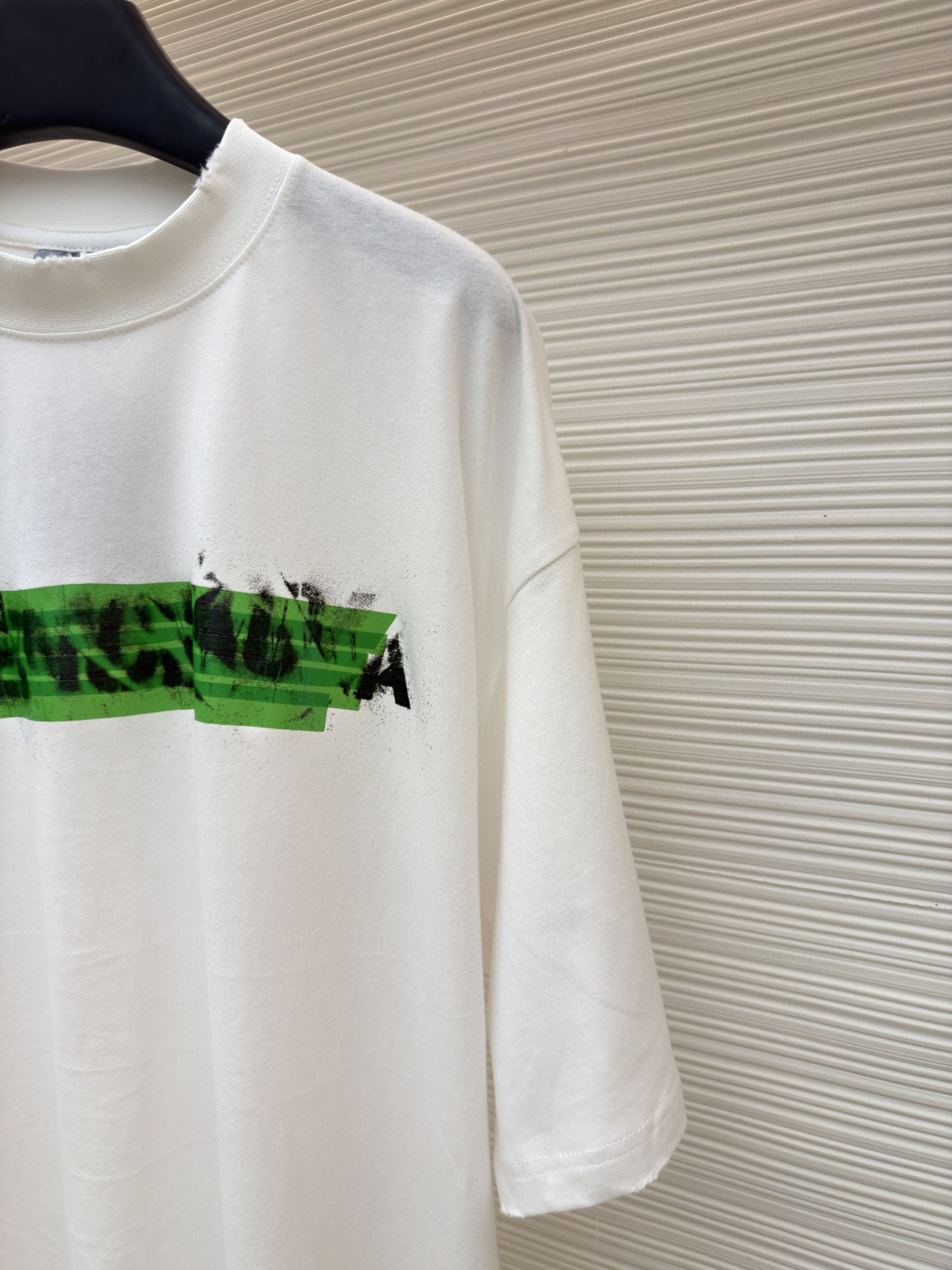 Balenciaga 巴黎世家 错乱字母胶带直喷印花圆领短袖 T恤 夏季 白色 A0 764235TUVI61000