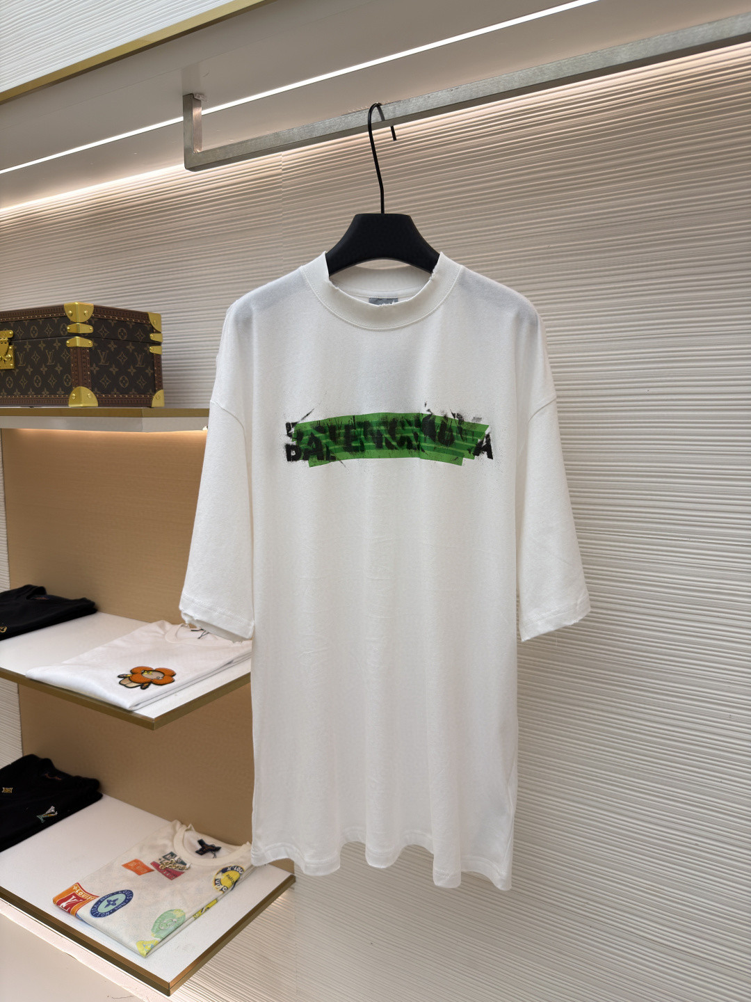 Balenciaga 巴黎世家 错乱字母胶带直喷印花圆领短袖 T恤 夏季 白色 A0 764235TUVI61000