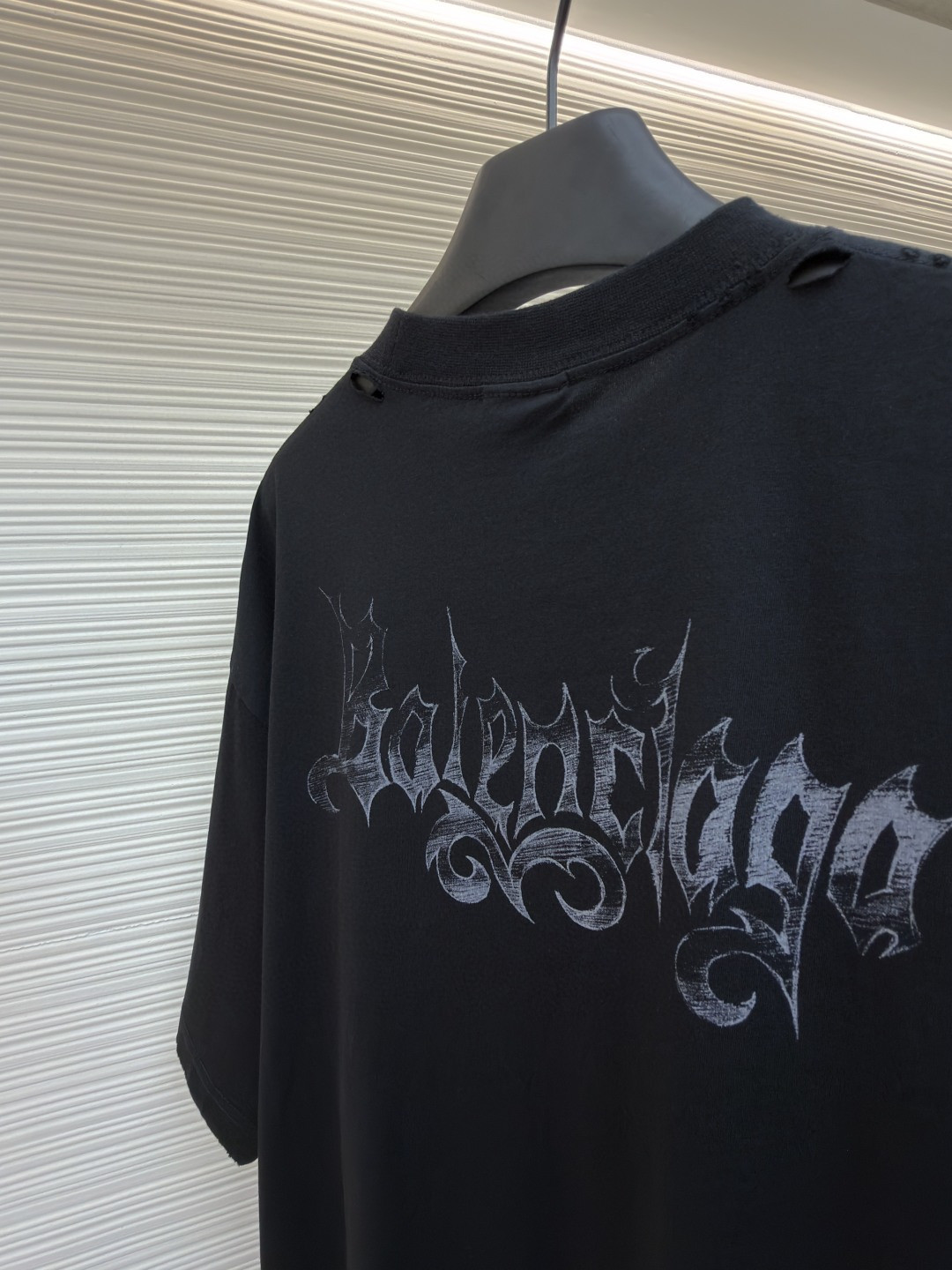 Balenciaga 巴黎世家 哥特字母艺术风格洗水破洞圆领短袖 T恤 夏季 白色 黑色 A0 