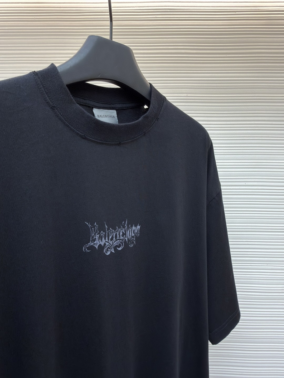 Balenciaga 巴黎世家 哥特字母艺术风格洗水破洞圆领短袖 T恤 夏季 白色 黑色 A0 