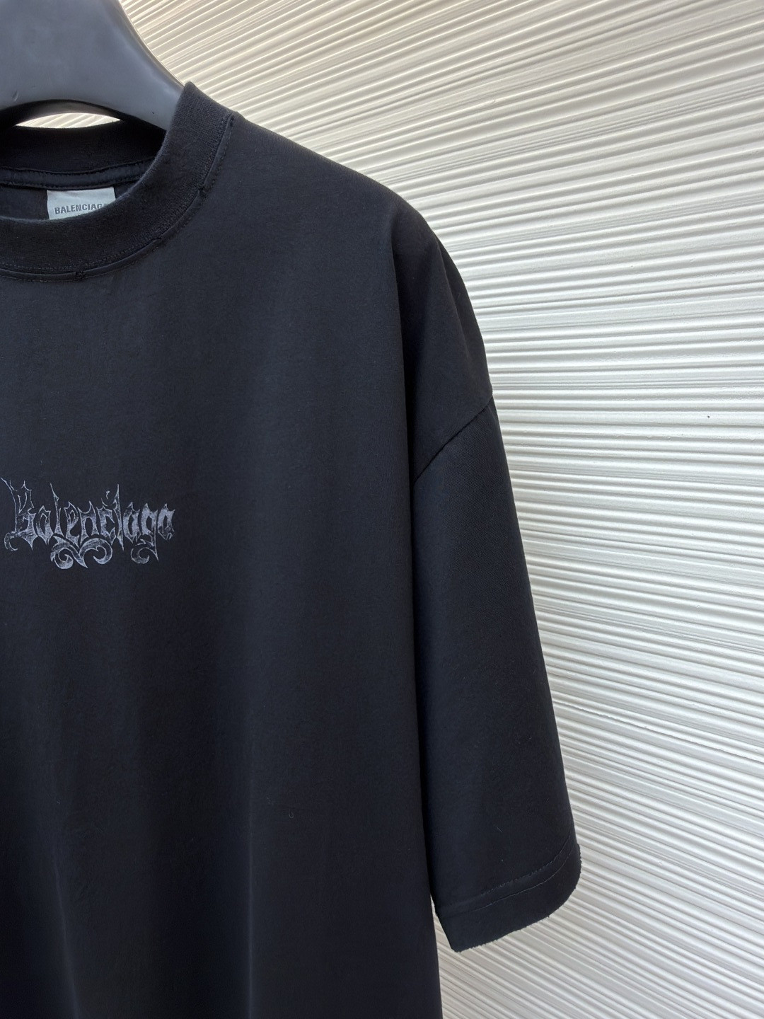 Balenciaga 巴黎世家 哥特字母艺术风格洗水破洞圆领短袖 T恤 夏季 白色 黑色 A0 