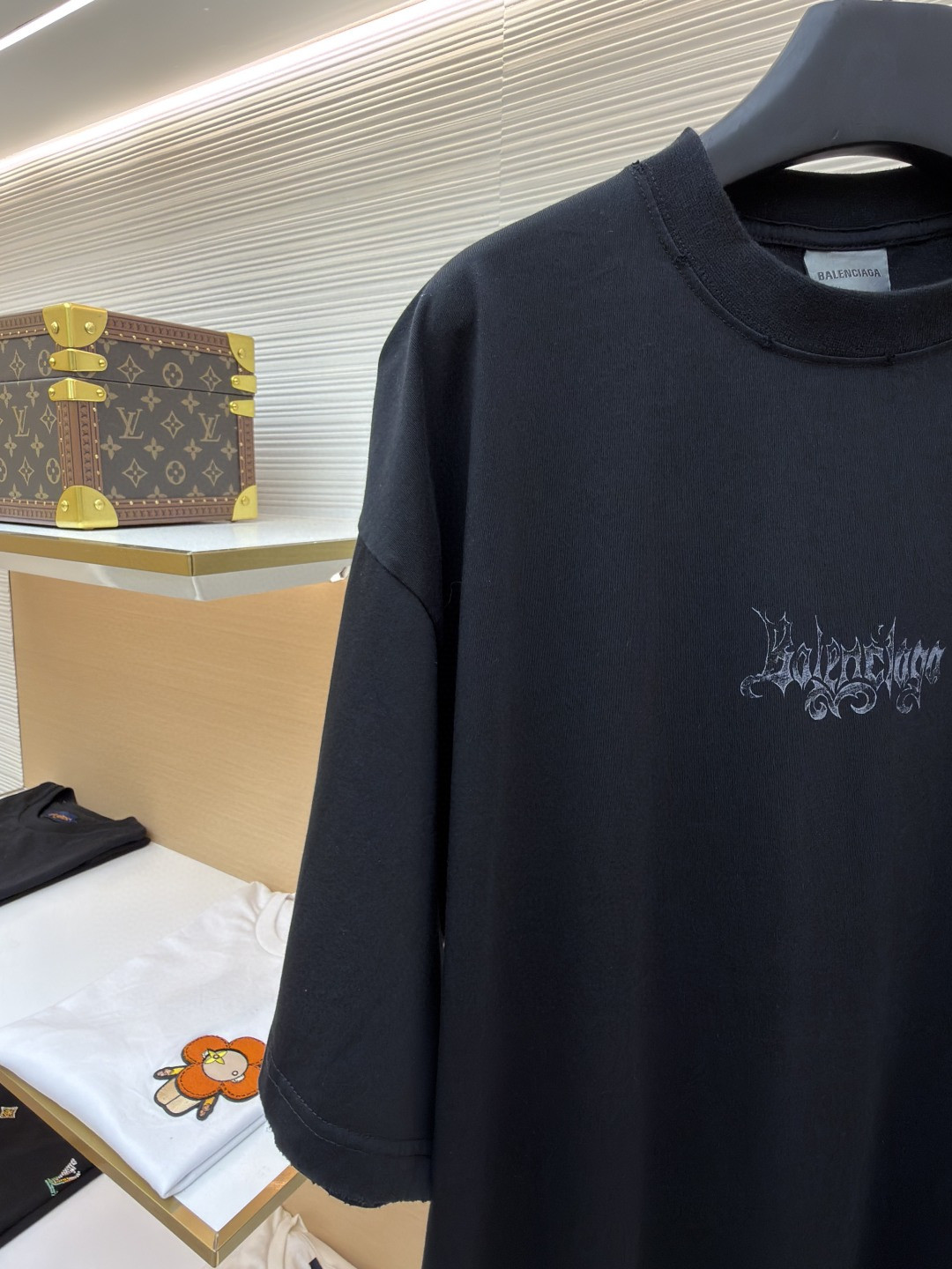 Balenciaga 巴黎世家 哥特字母艺术风格洗水破洞圆领短袖 T恤 夏季 白色 黑色 A0 