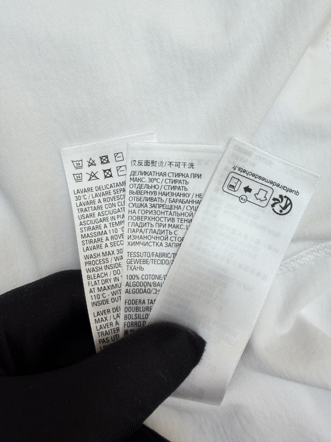 Balenciaga 巴黎世家 哥特字母艺术风格洗水破洞圆领短袖 T恤 夏季 白色 黑色 A0 