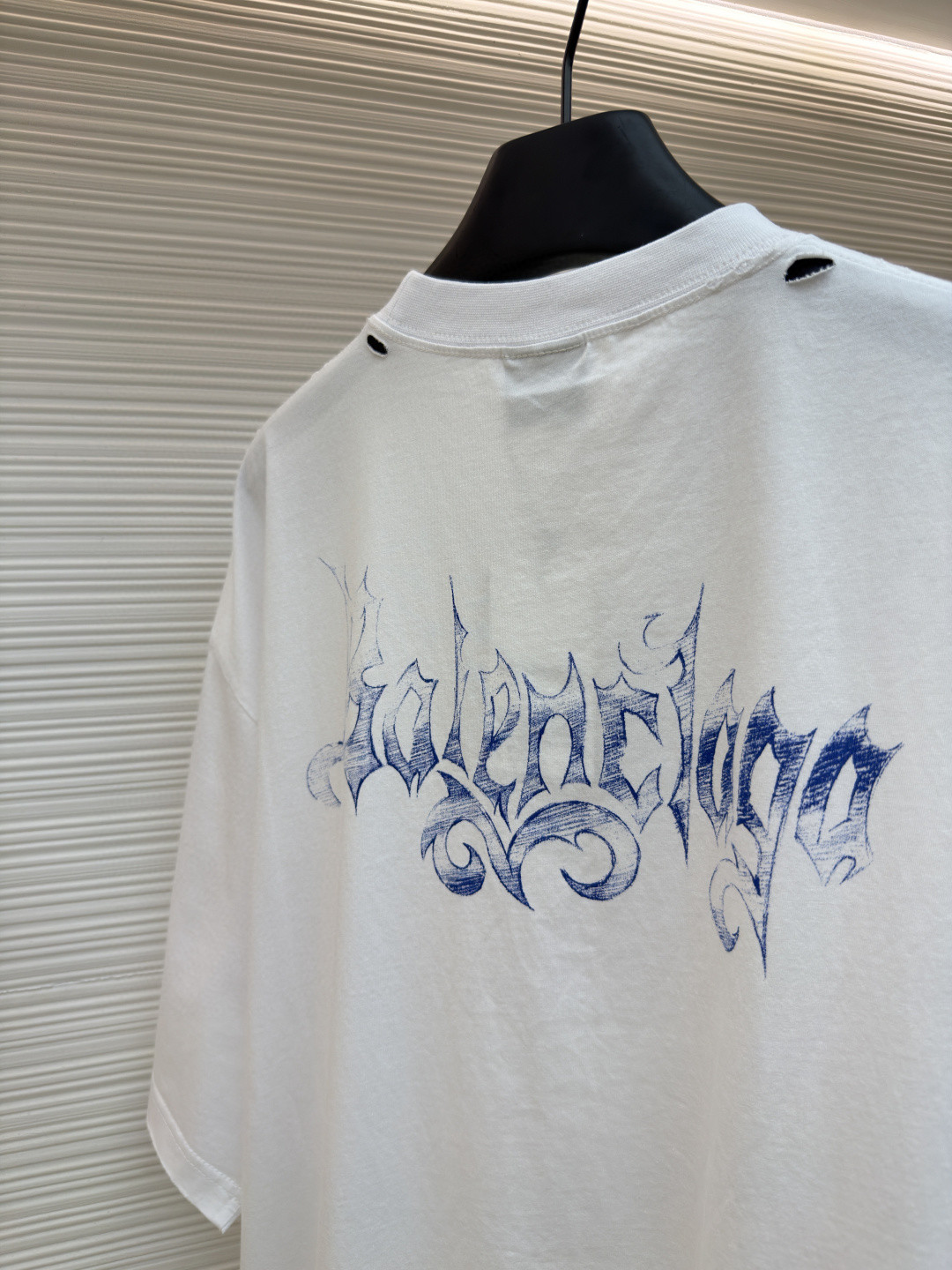 Balenciaga 巴黎世家 哥特字母艺术风格洗水破洞圆领短袖 T恤 夏季 白色 黑色 A0 