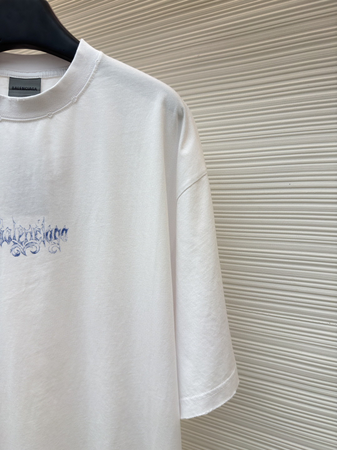 Balenciaga 巴黎世家 哥特字母艺术风格洗水破洞圆领短袖 T恤 夏季 白色 黑色 A0 