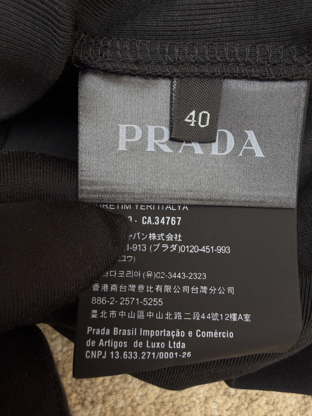 PRADA 普拉达 三角标短款背心 女款 夏季 白色 黑色 A0 39546C-10Z0-F0009-S-231