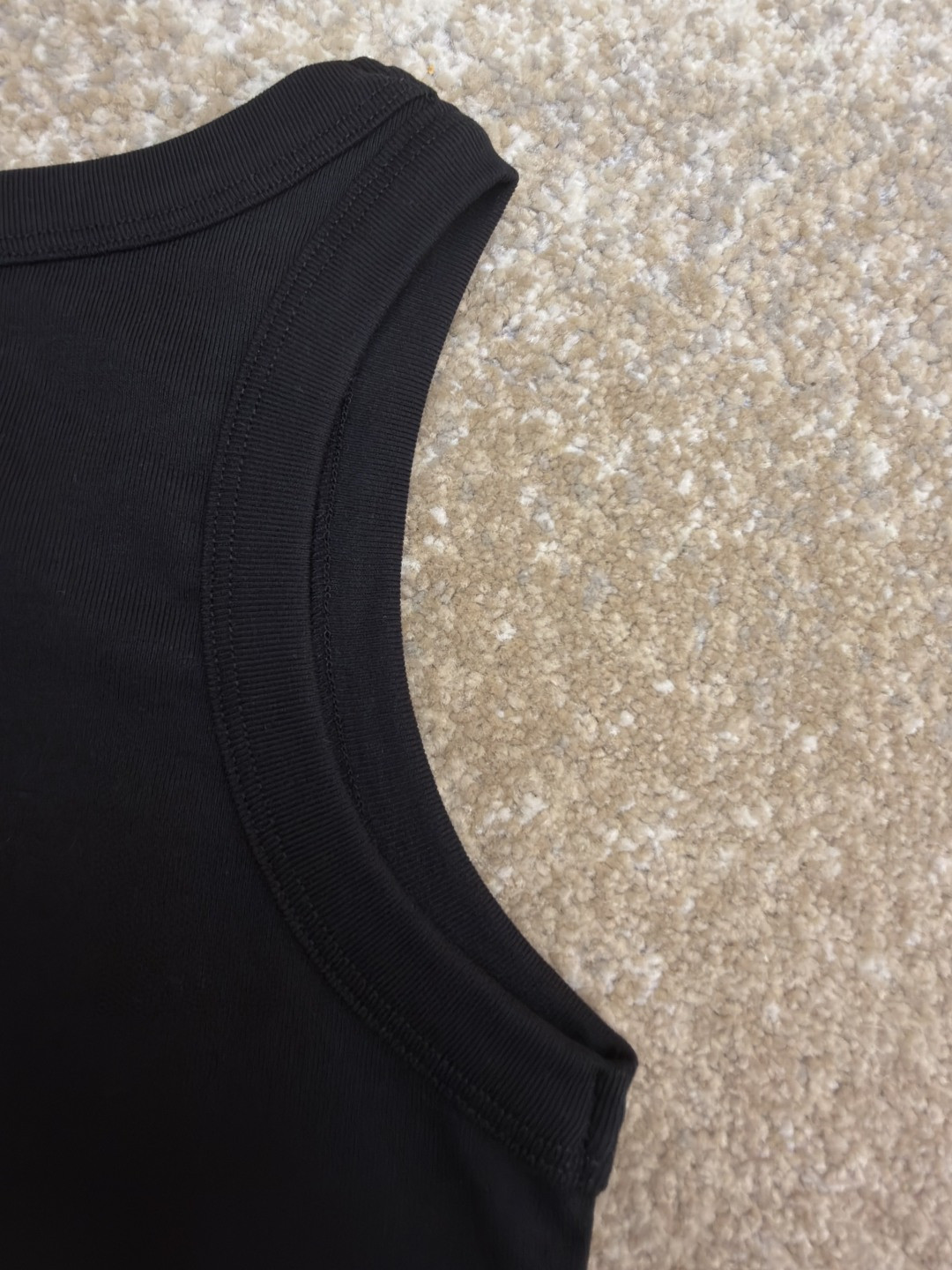 PRADA 普拉达 三角标短款背心 女款 夏季 白色 黑色 A0 39546C-10Z0-F0009-S-231