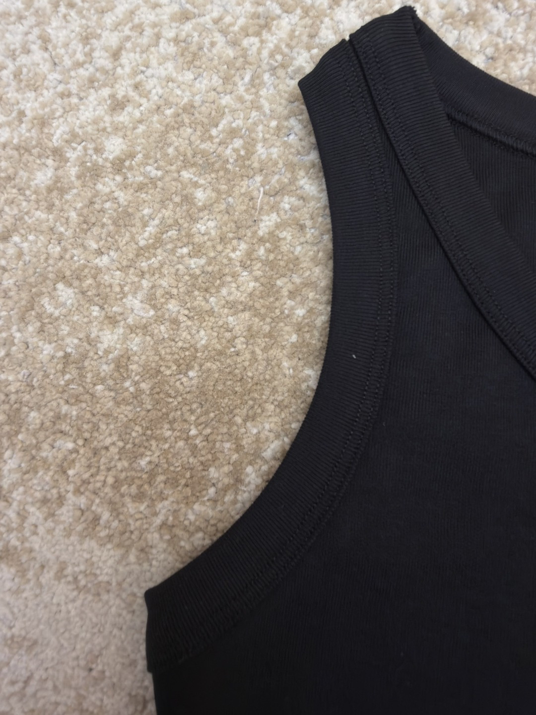 PRADA 普拉达 三角标短款背心 女款 夏季 白色 黑色 A0 39546C-10Z0-F0009-S-231