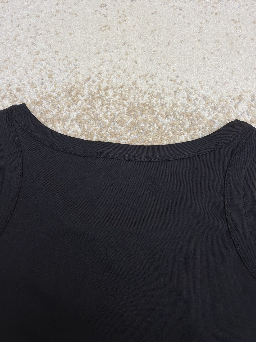 PRADA 普拉达 三角标短款背心 女款 夏季 白色 黑色 A0 39546C-10Z0-F0009-S-231